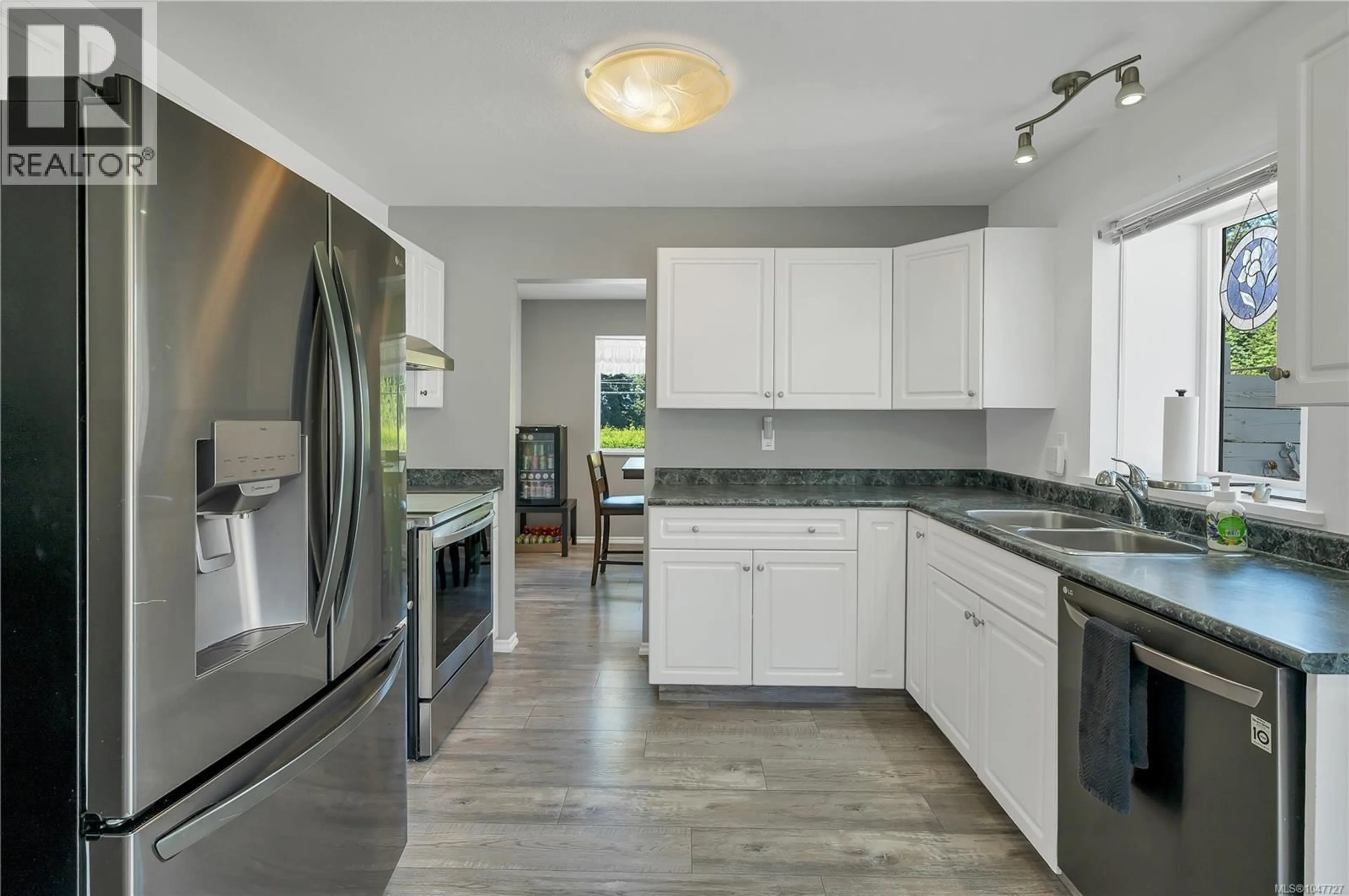 Open concept kitchen, ceramic/tile floor for 825 PINECREST ROAD, Campbell River British Columbia V9W7N2
