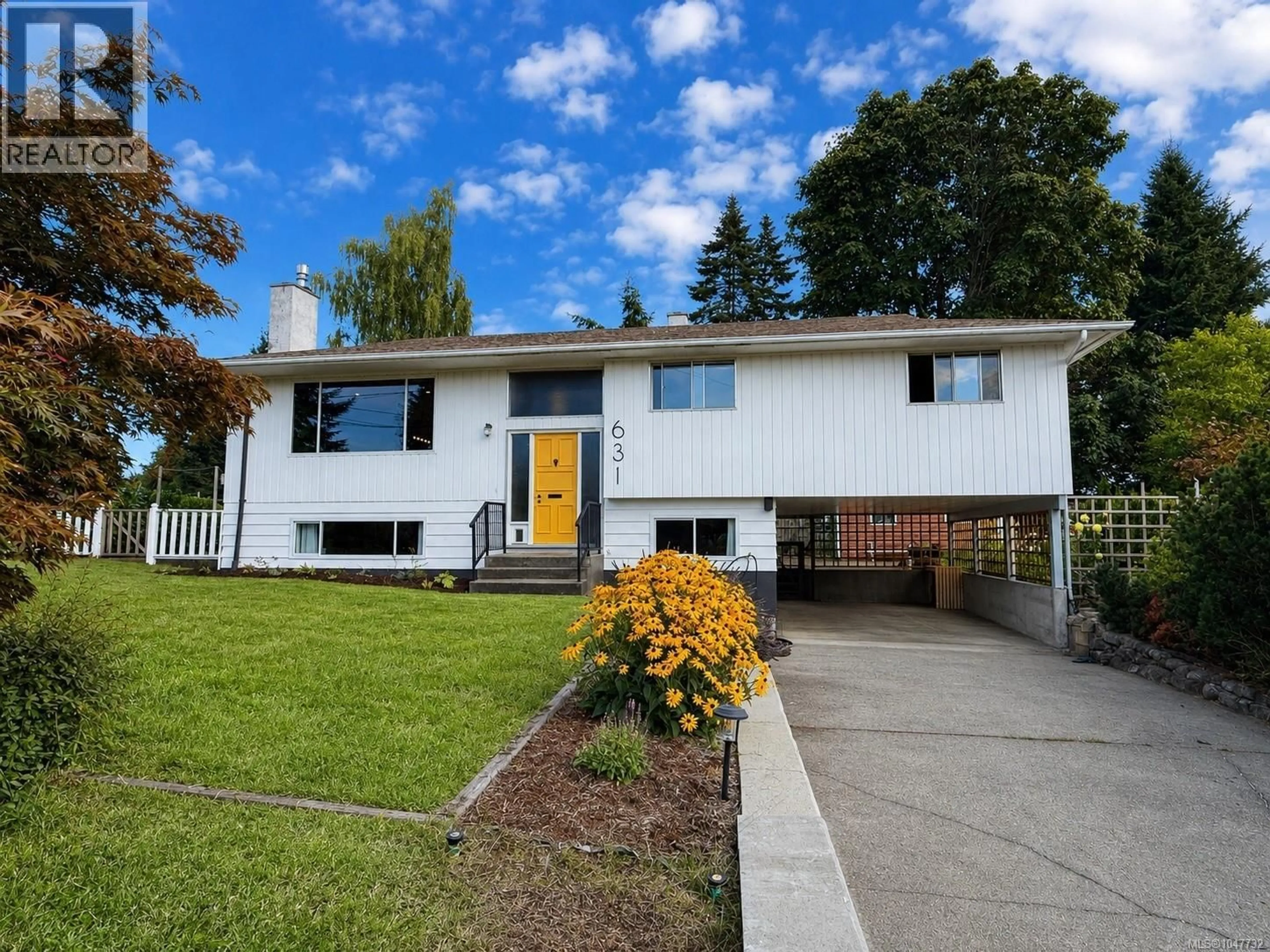 Home with vinyl exterior material, street for 631 WARDEN, Campbell River British Columbia V9W3Y4