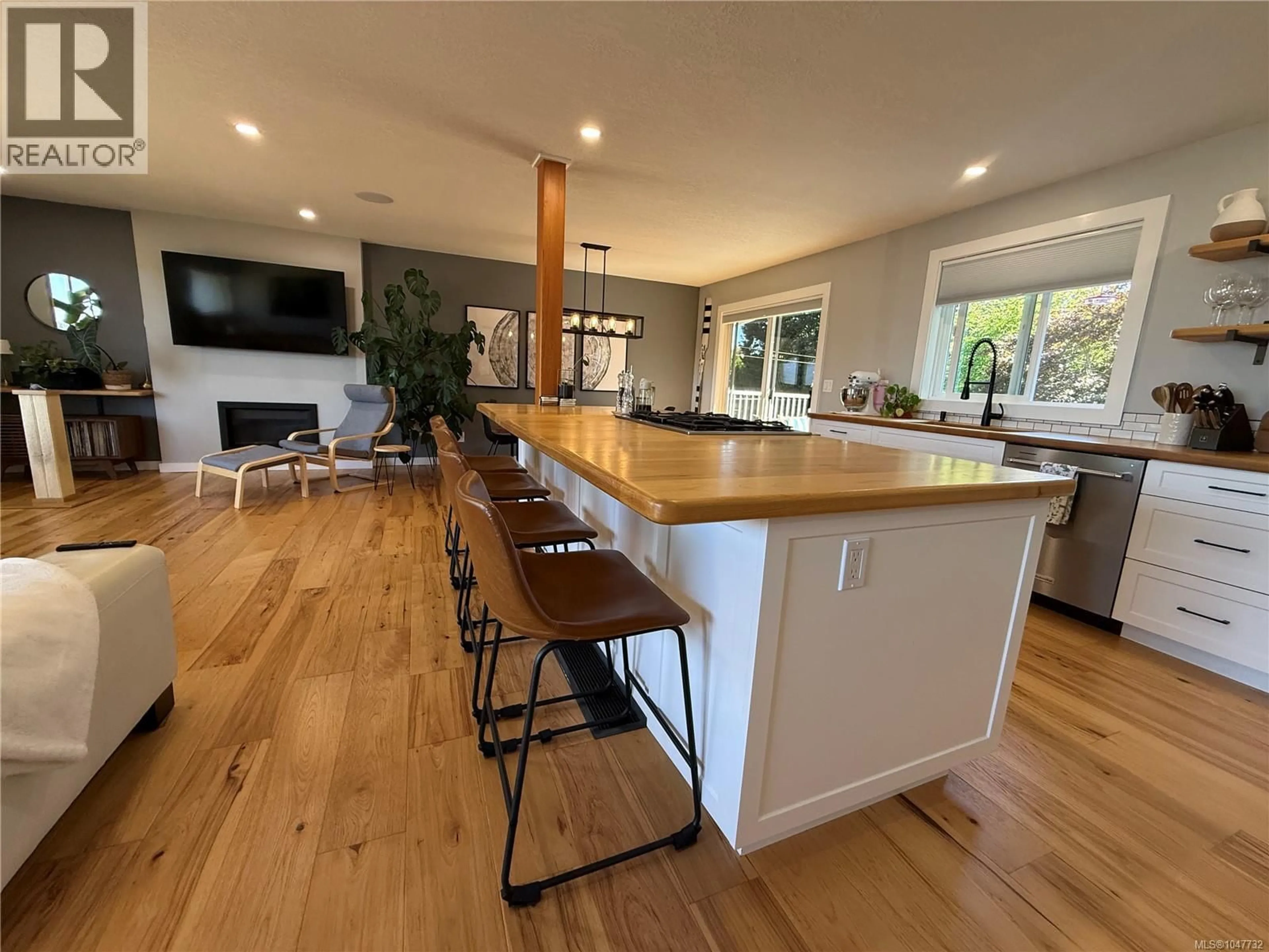 Open concept kitchen, wood/laminate floor for 631 WARDEN, Campbell River British Columbia V9W3Y4