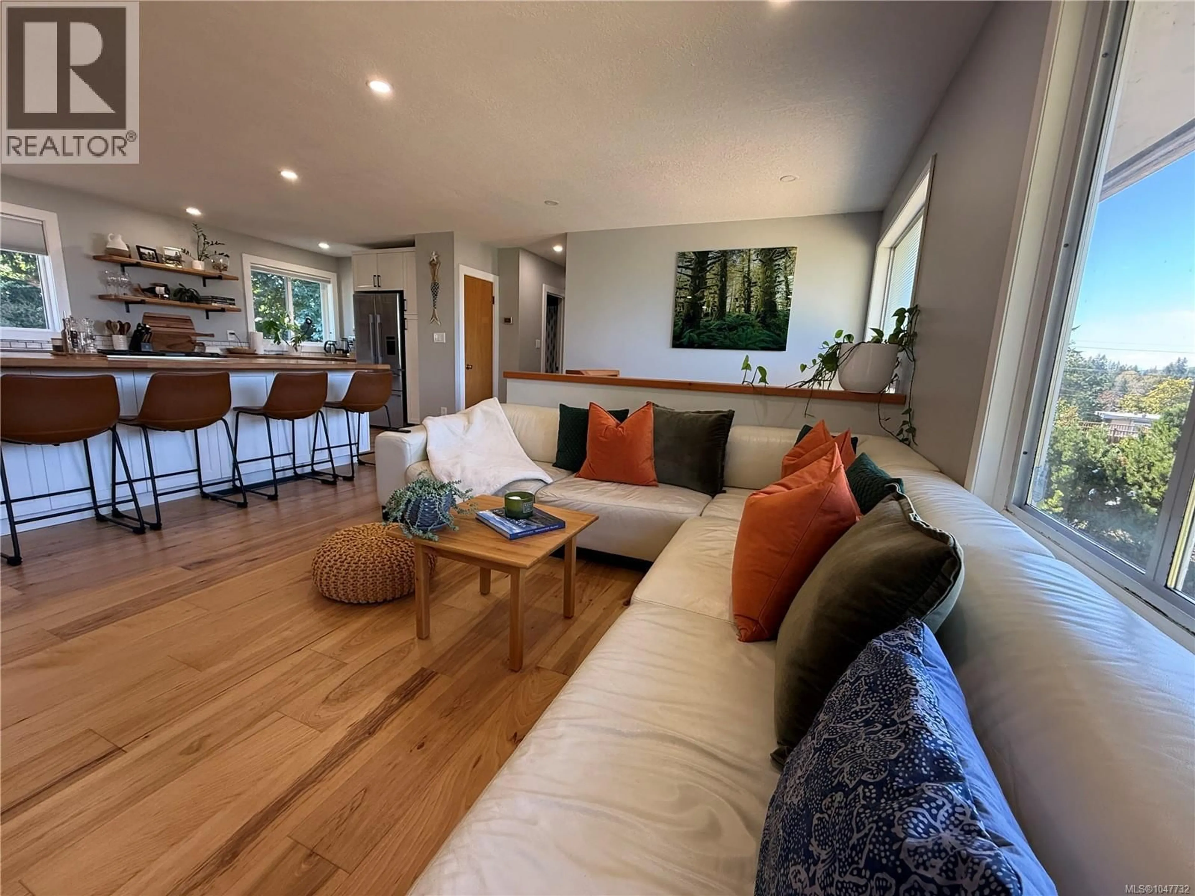 Living room with furniture, unknown for 631 WARDEN, Campbell River British Columbia V9W3Y4