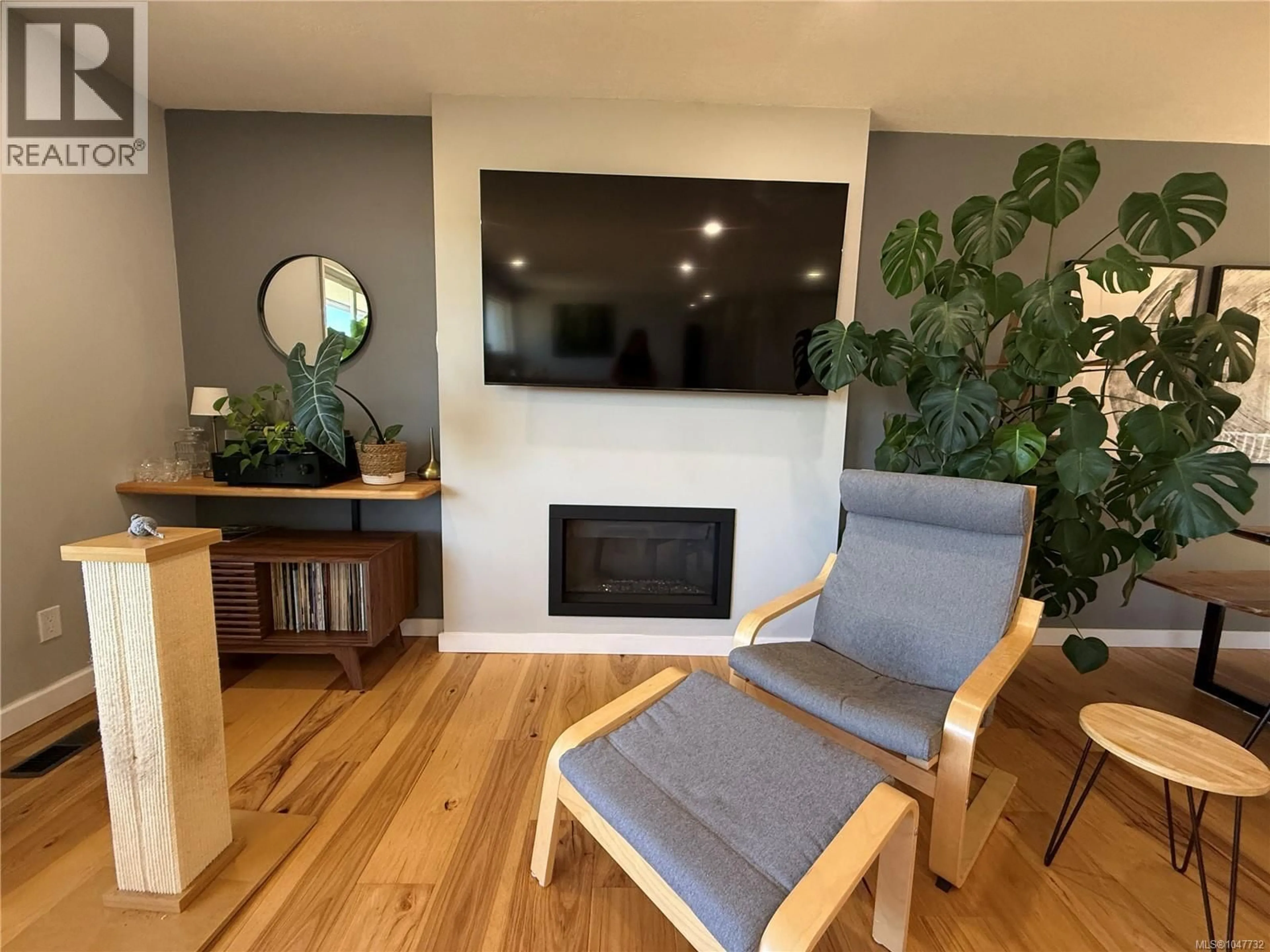 Living room with furniture, wood/laminate floor for 631 WARDEN, Campbell River British Columbia V9W3Y4