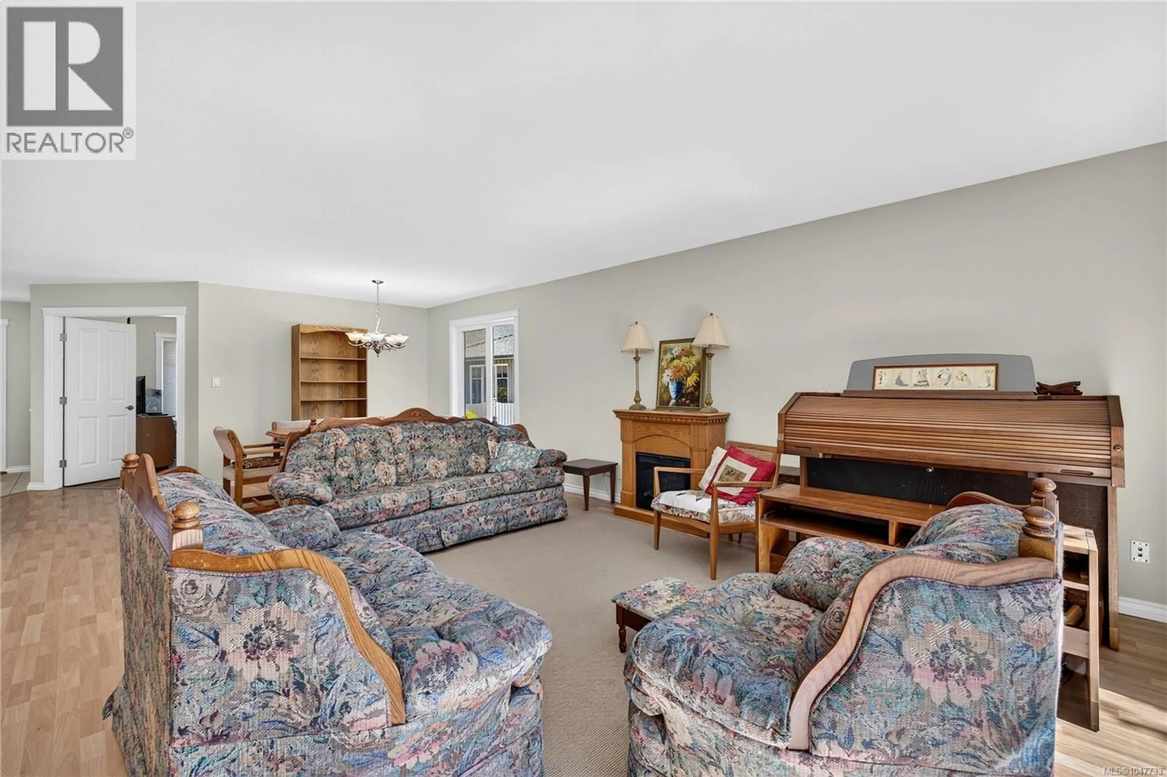 Living room with furniture, carpet floor for 7 - 235 PARK DRIVE, Salt Spring British Columbia V8K2R6