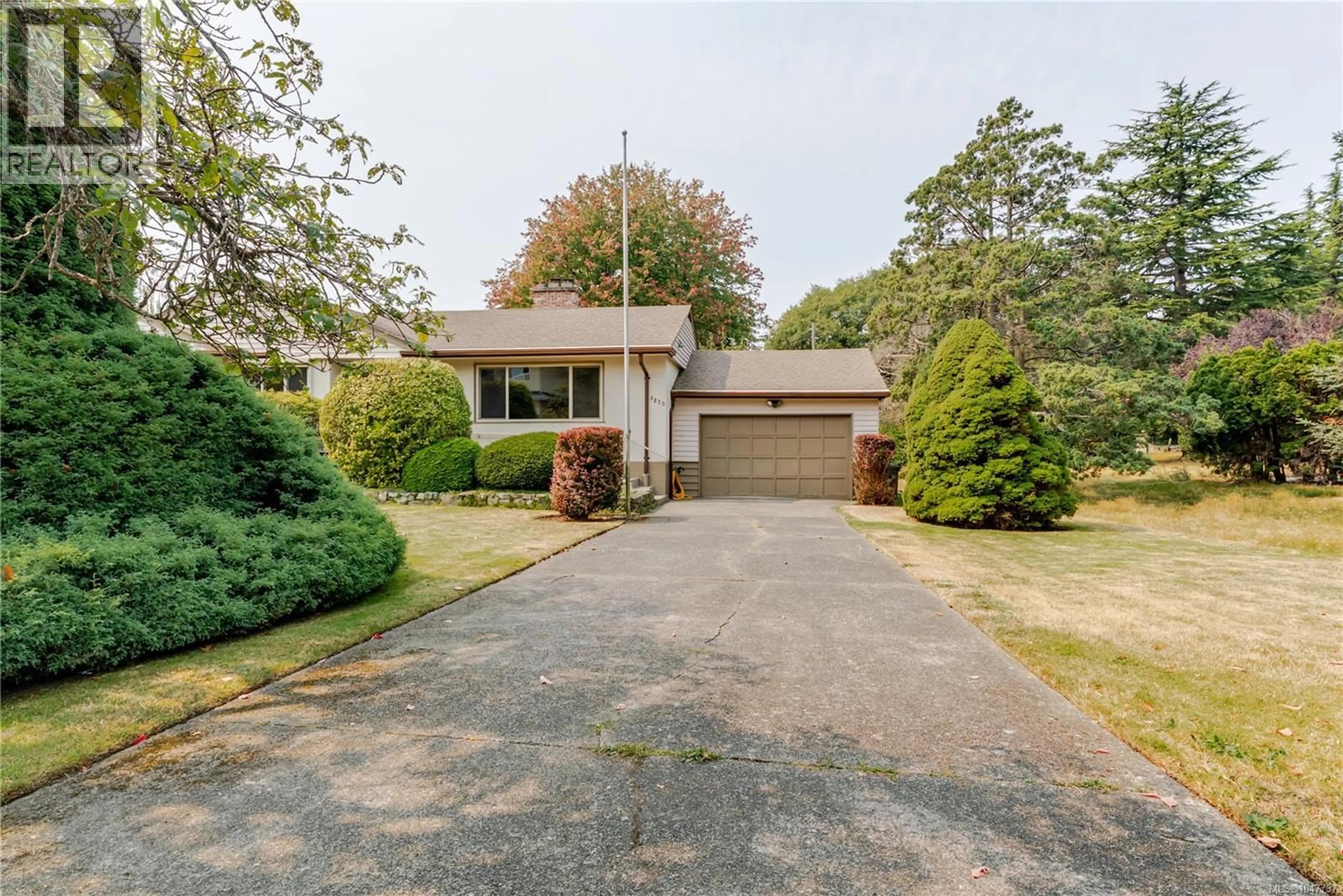A pic from outside/outdoor area/front of a property/back of a property/a pic from drone, street for 3278 HENDERSON ROAD, Oak Bay British Columbia V8P5A6