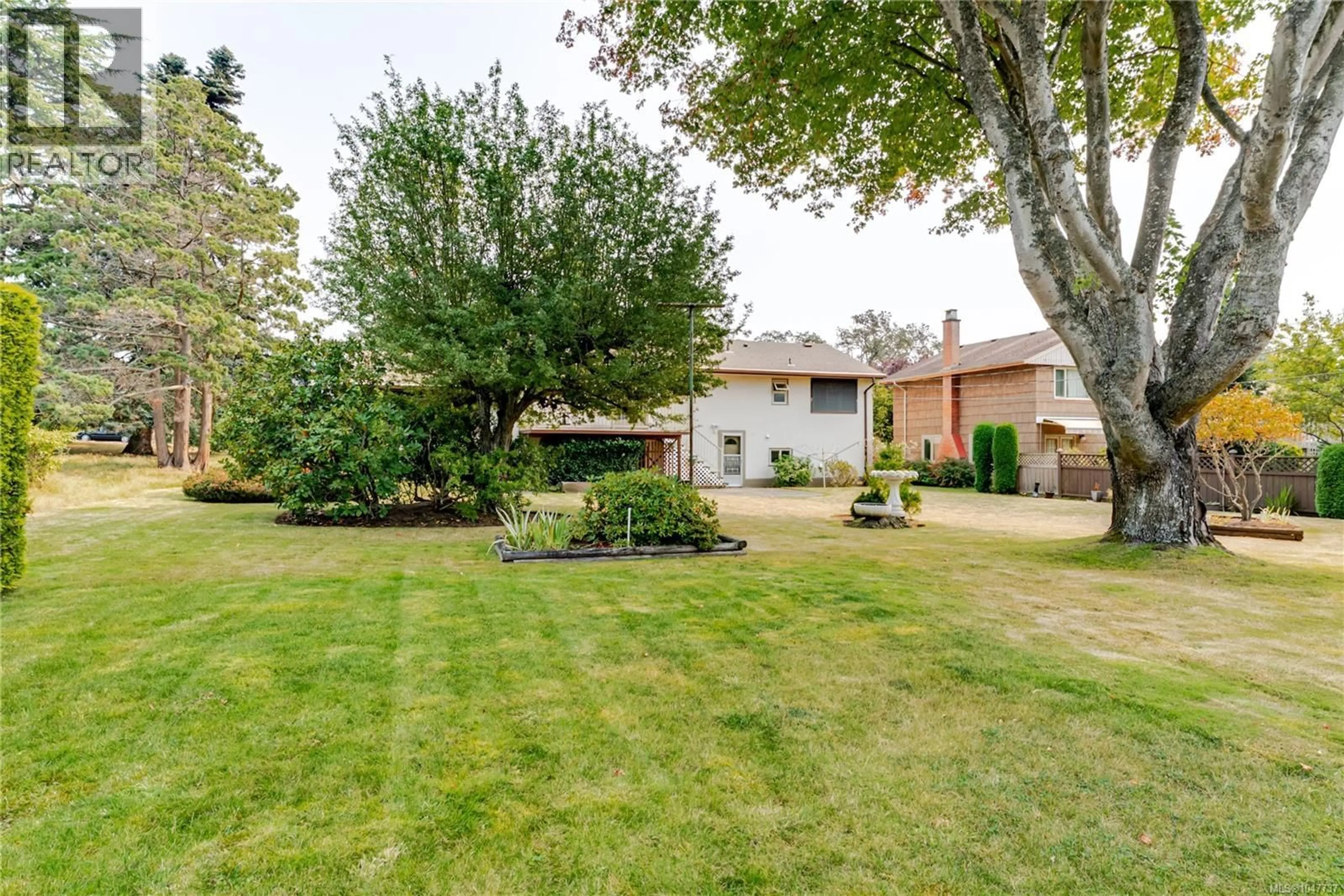 Patio, street for 3278 HENDERSON ROAD, Oak Bay British Columbia V8P5A6