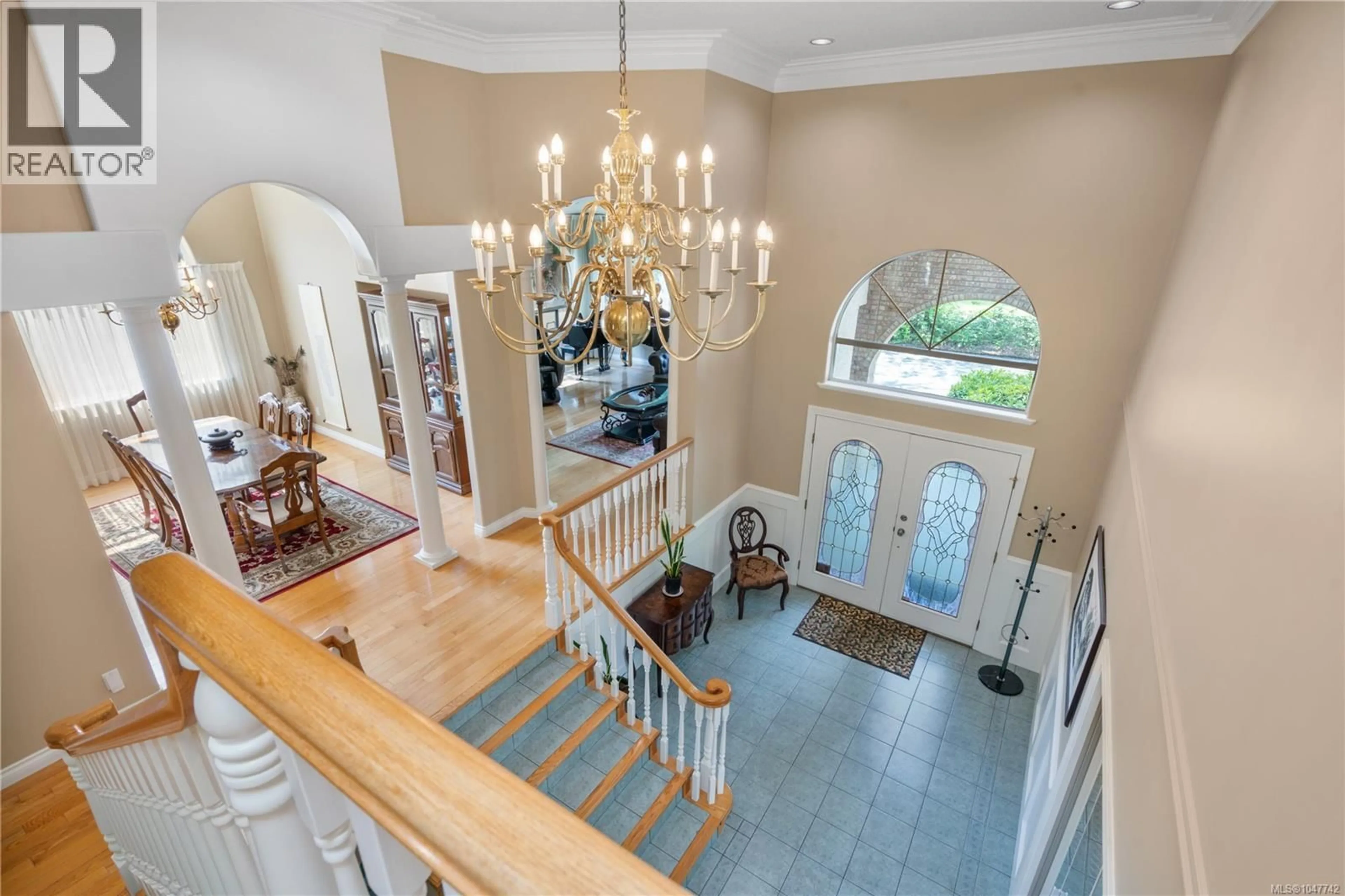 Indoor foyer for 948 BOULDERWOOD RISE, Saanich British Columbia V8Y3G5