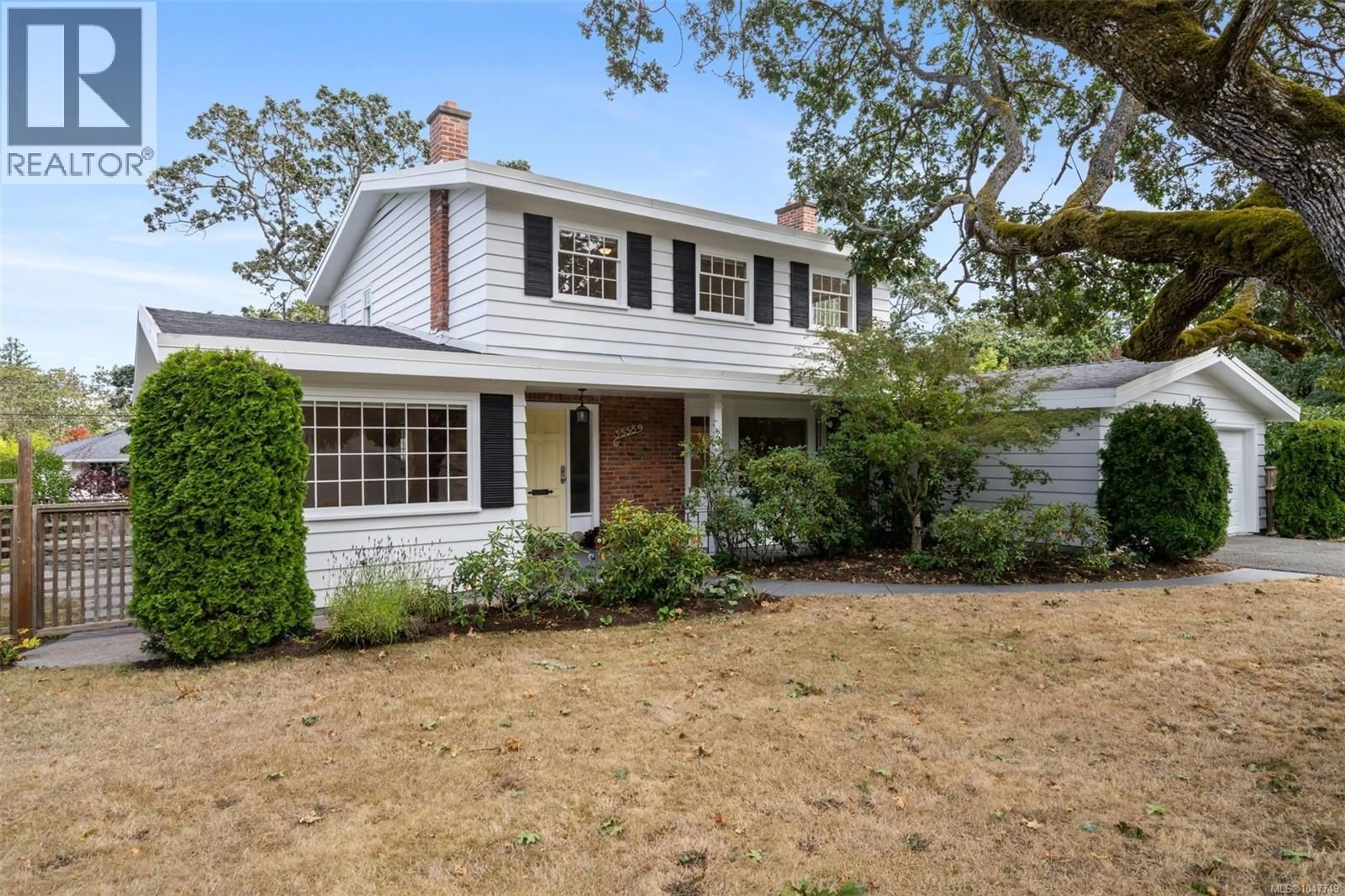 Home with vinyl exterior material, street for 3558 REDWOOD AVENUE, Oak Bay British Columbia V8P4Z7