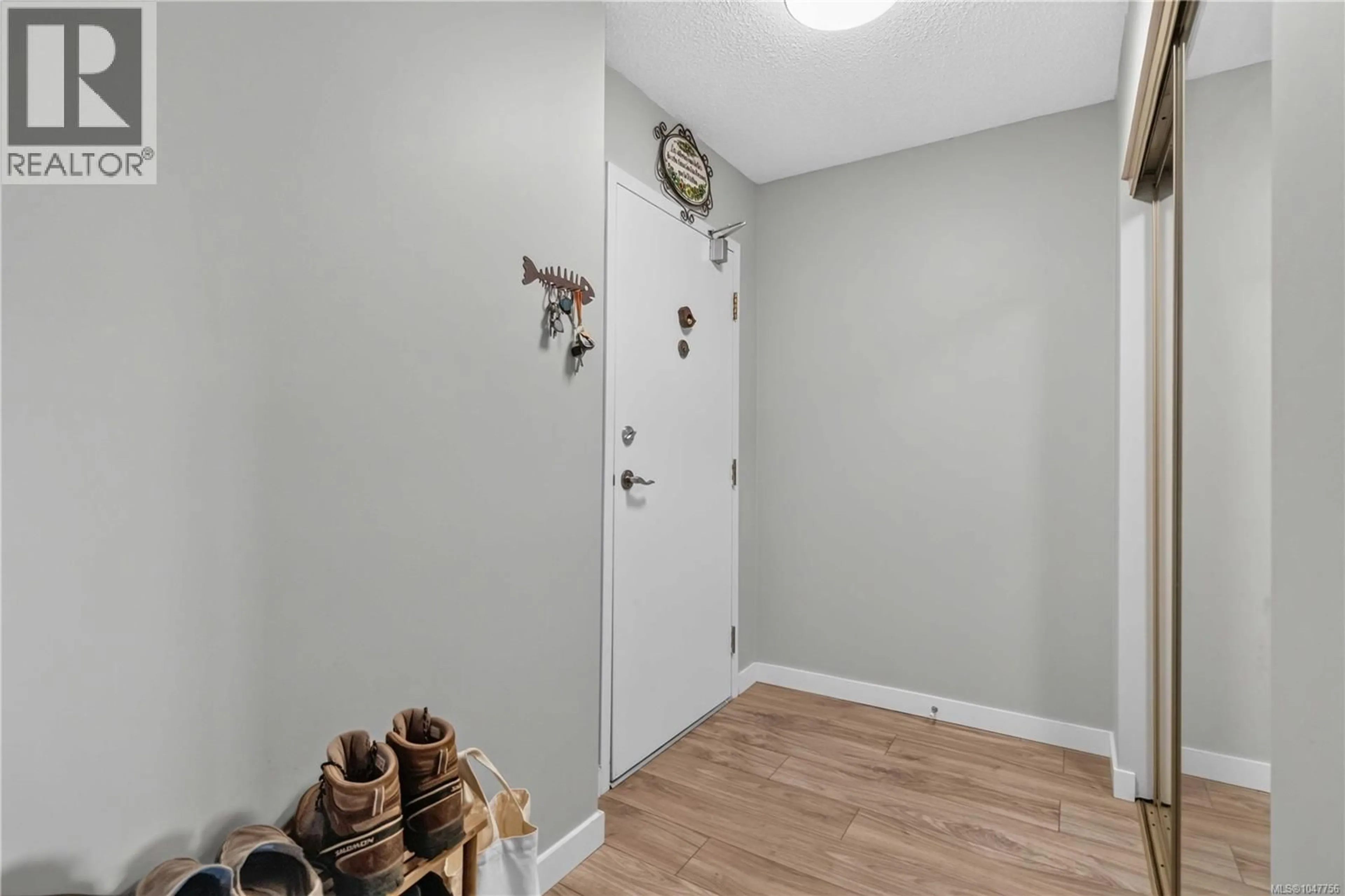 Indoor entryway for 405 - 103 GORGE ROAD EAST, Victoria British Columbia V9A5Z2