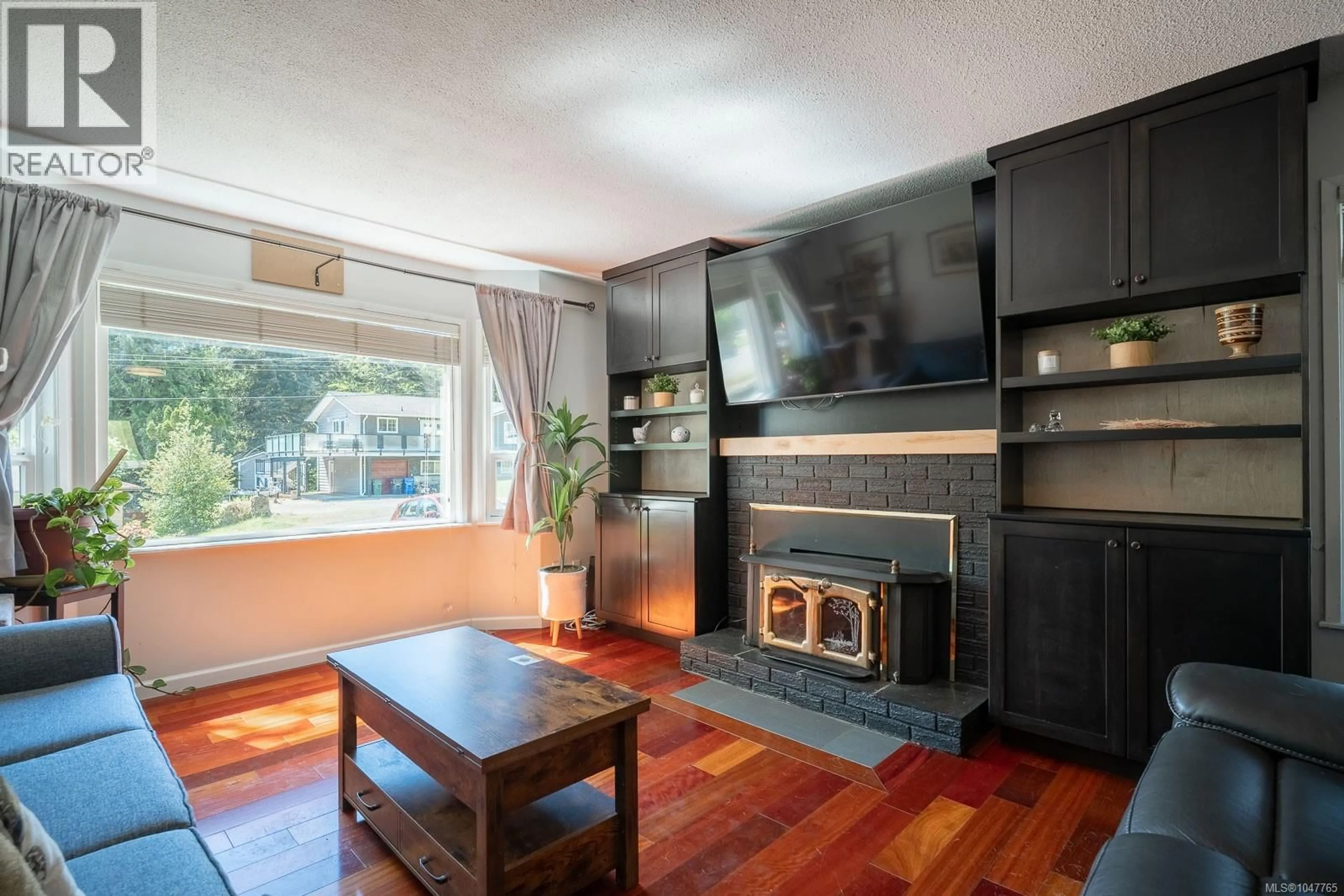 Living room with furniture, wood/laminate floor for 3716 HOWDEN DRIVE, Nanaimo British Columbia V9T3V9