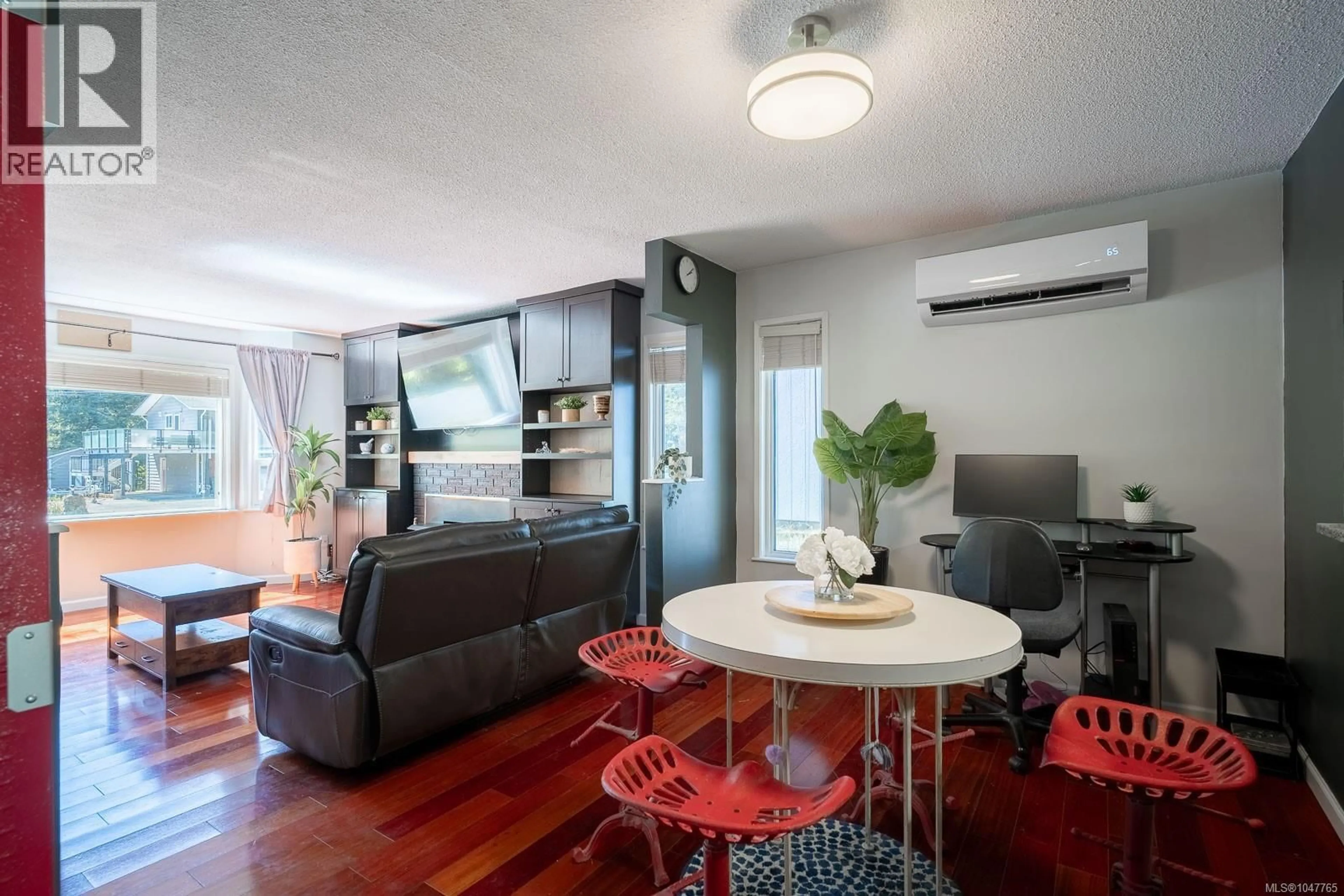Living room with furniture, unknown for 3716 HOWDEN DRIVE, Nanaimo British Columbia V9T3V9
