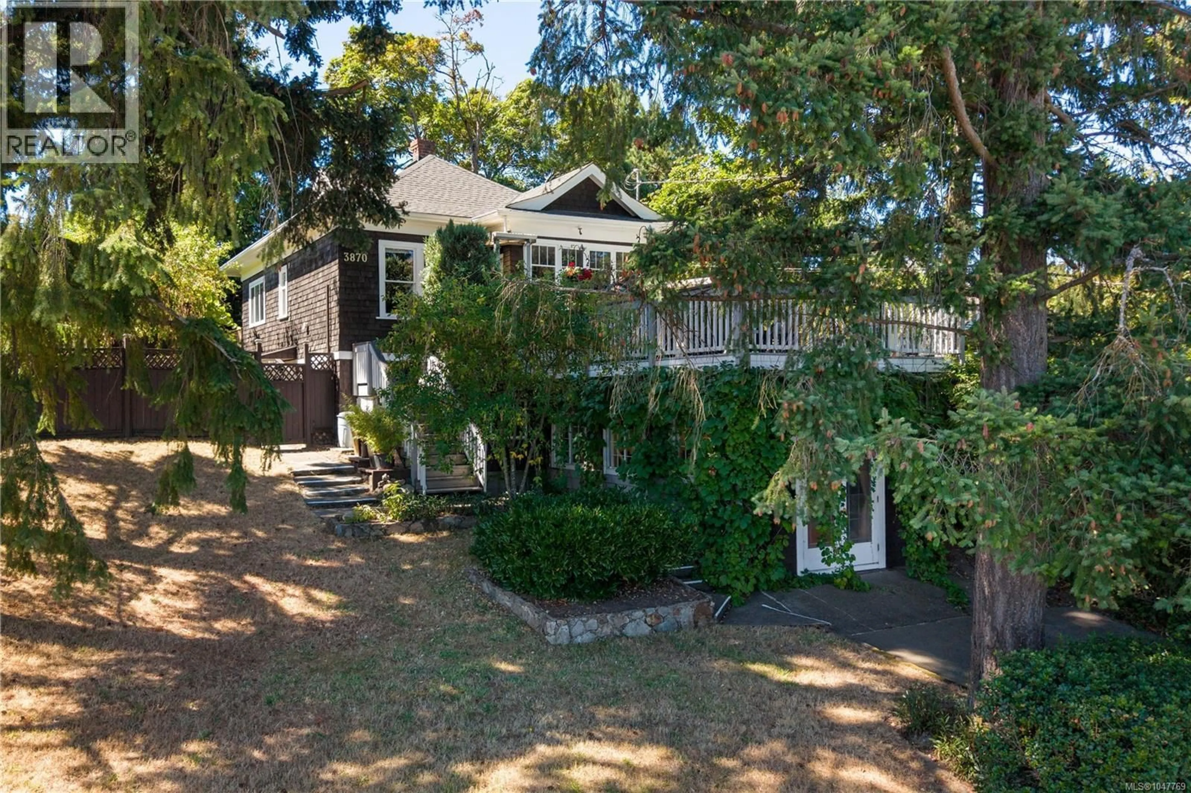 A pic from outside/outdoor area/front of a property/back of a property/a pic from drone, street for 3870 ROWLAND AVENUE, Saanich British Columbia V8Z1Y1