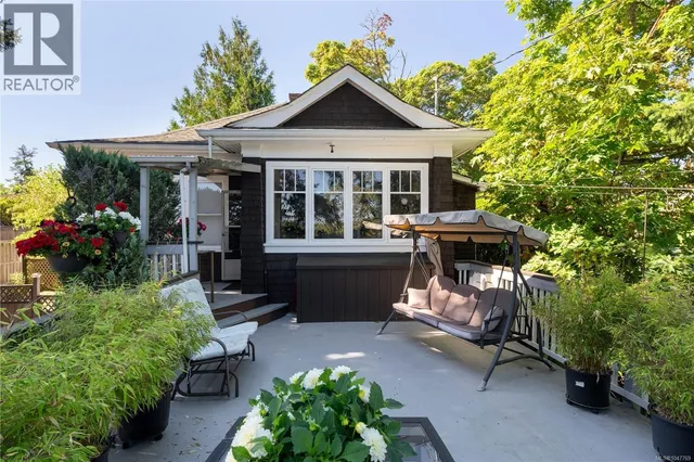 3870 ROWLAND AVENUE, Saanich 2