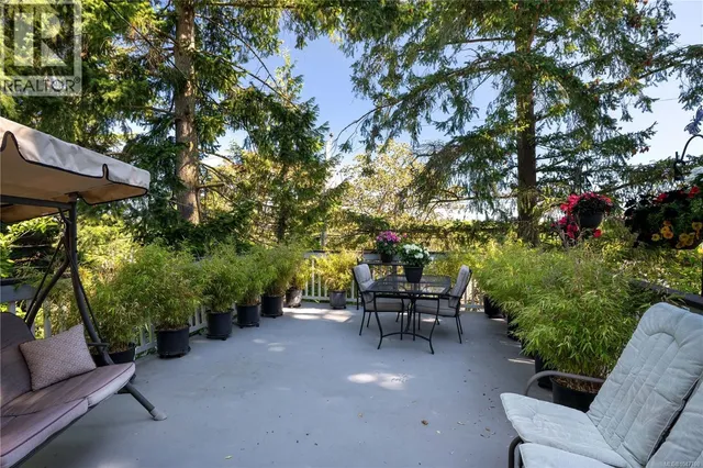 3870 ROWLAND AVENUE, Saanich 3