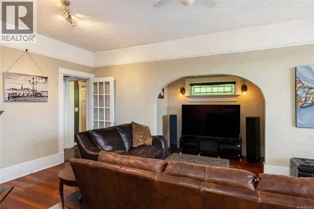 3870 ROWLAND AVENUE, Saanich 5