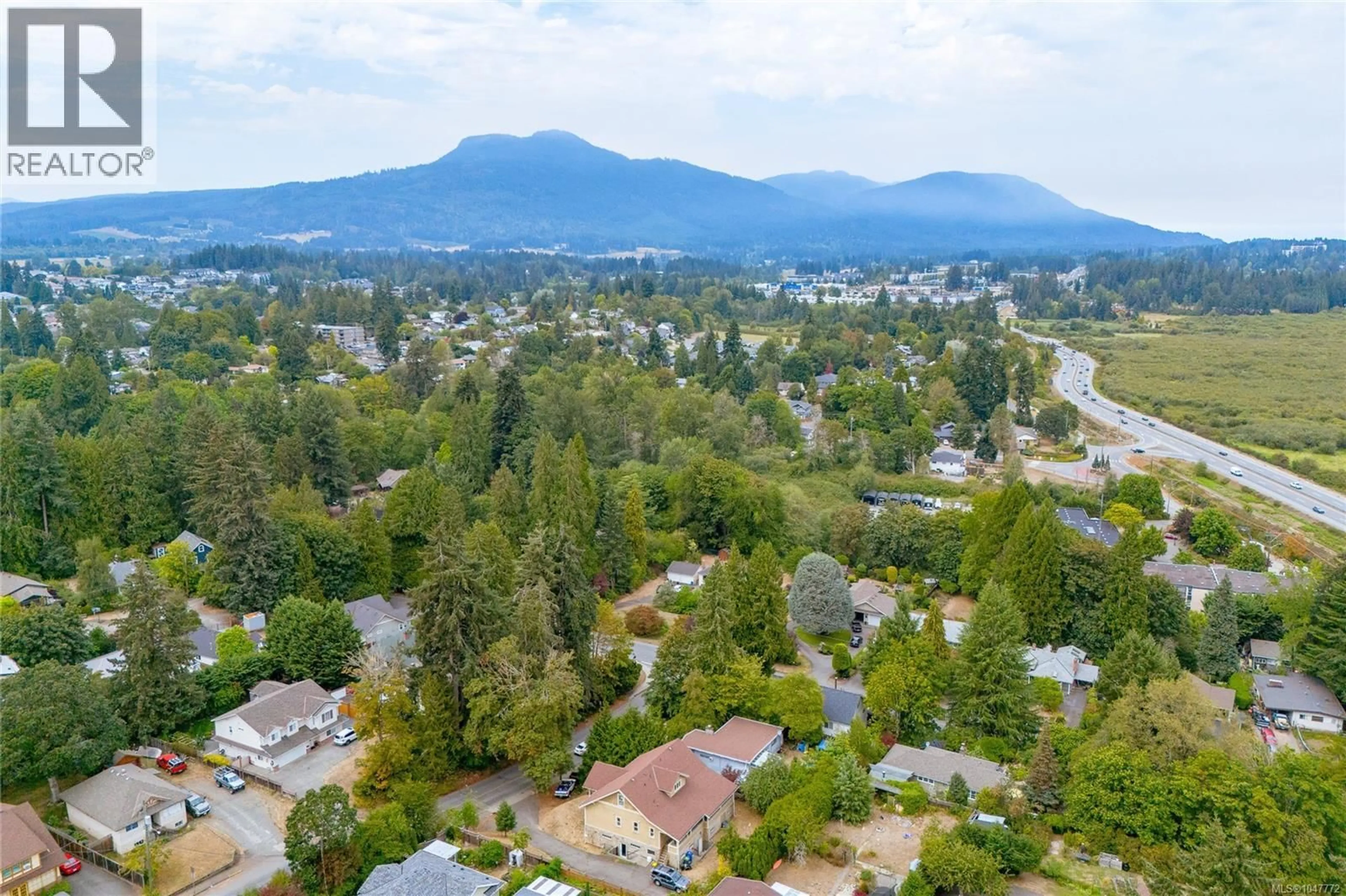 A pic from outside/outdoor area/front of a property/back of a property/a pic from drone, mountain view for 1094 ISLAY STREET, Duncan British Columbia V9L2E1