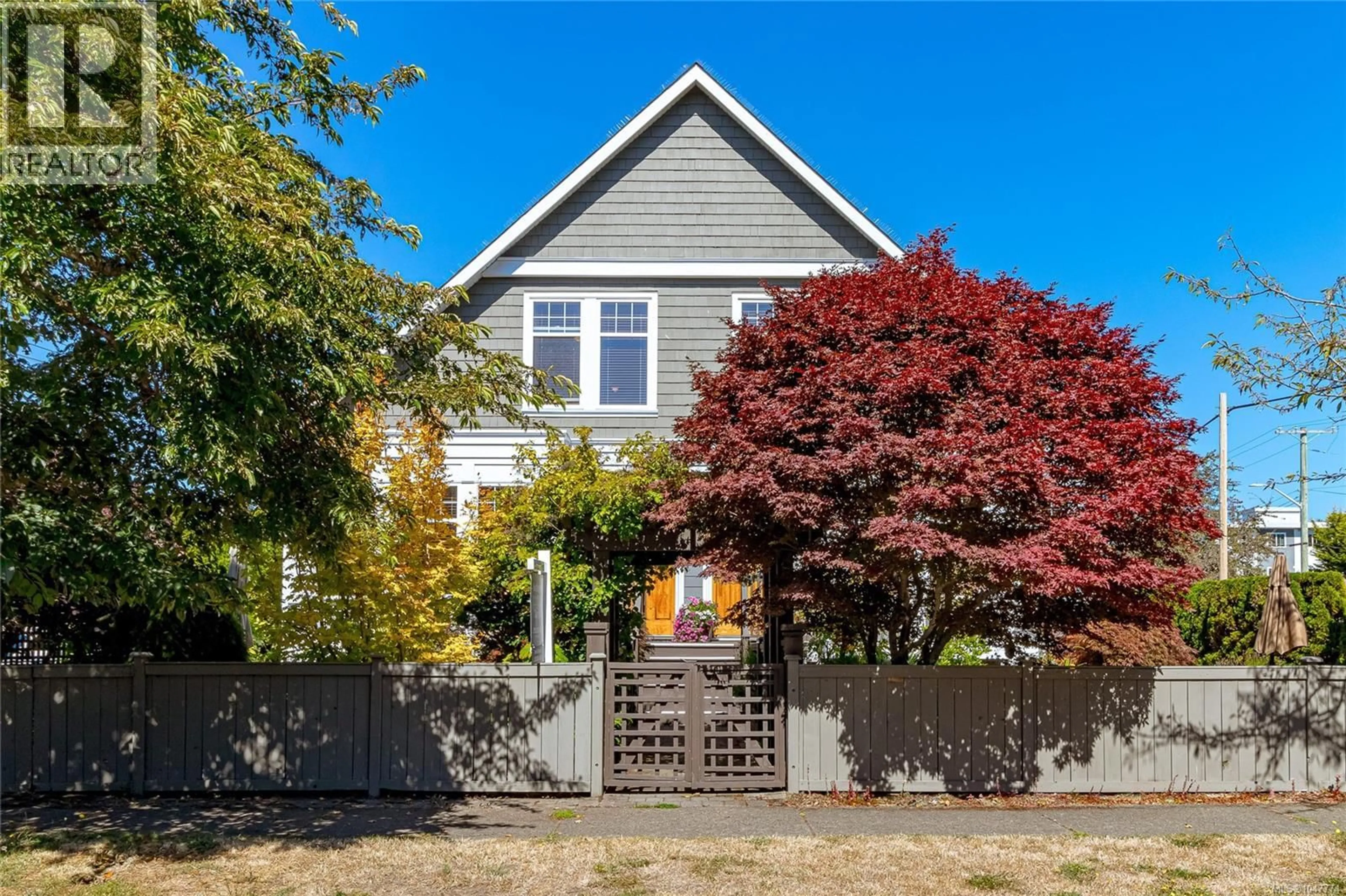 Home with vinyl exterior material, street for 376 SYLVIA STREET, Victoria British Columbia V8V1C6