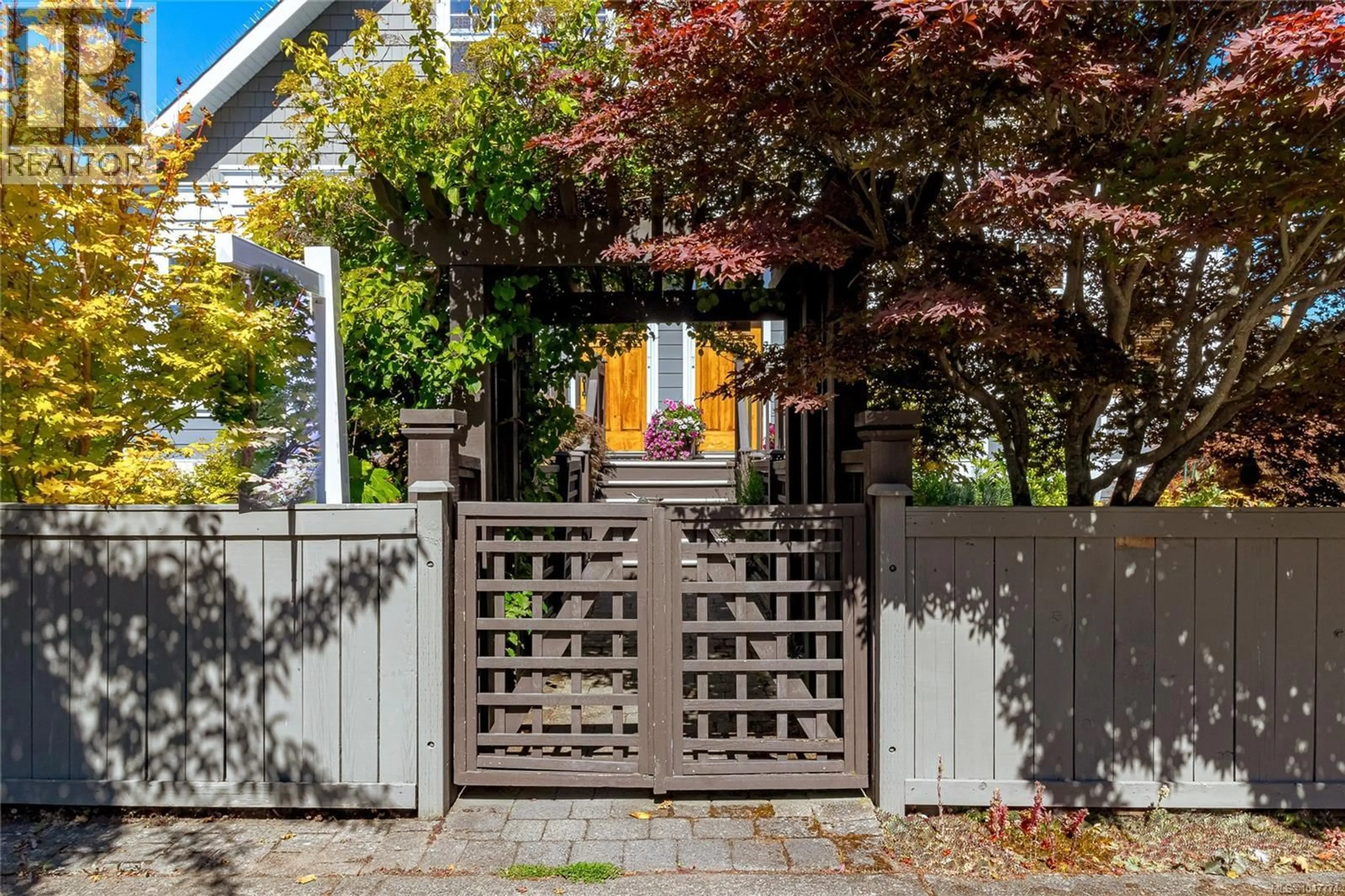 Indoor entryway for 376 SYLVIA STREET, Victoria British Columbia V8V1C6