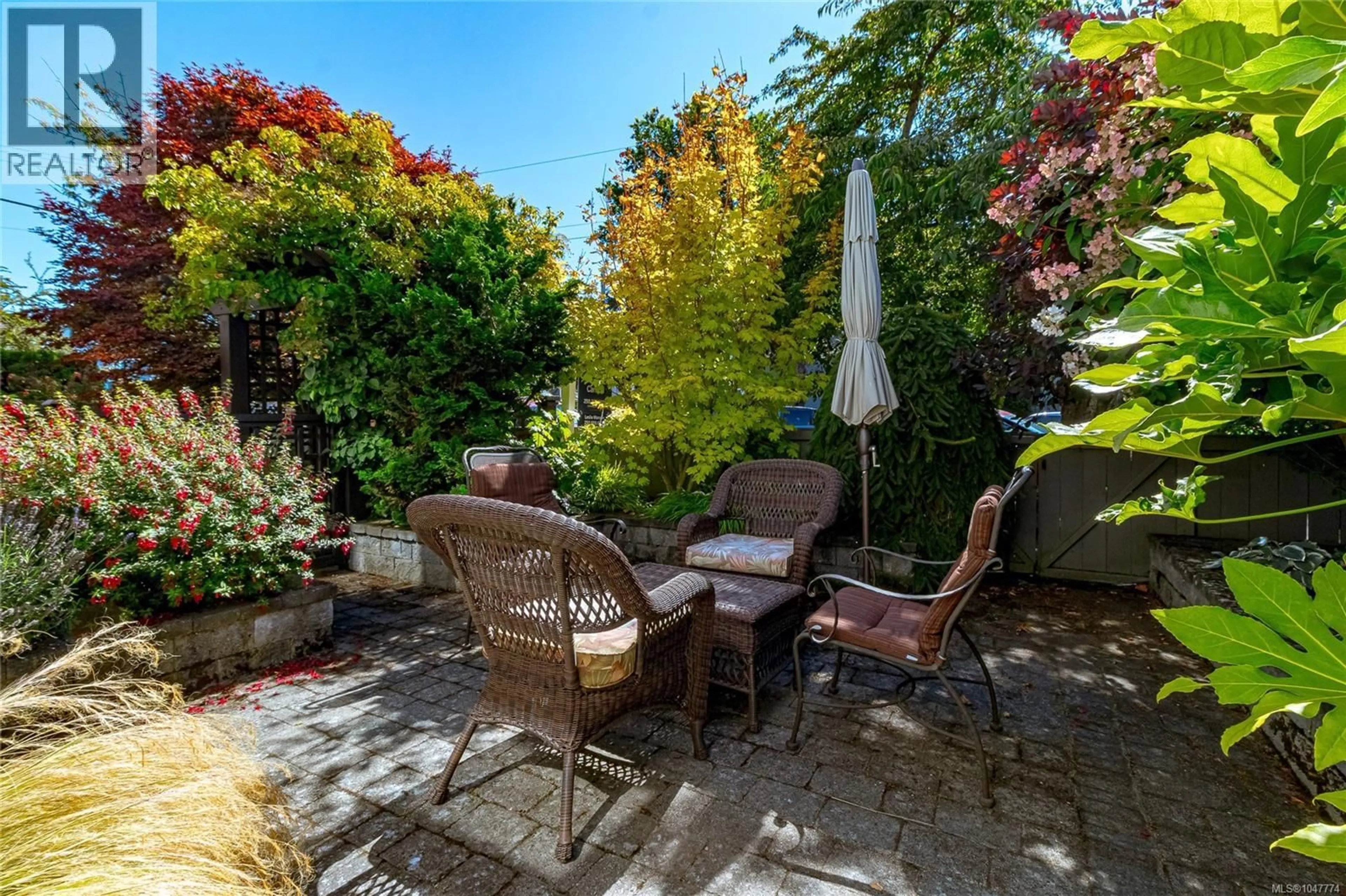 Patio, street for 376 SYLVIA STREET, Victoria British Columbia V8V1C6