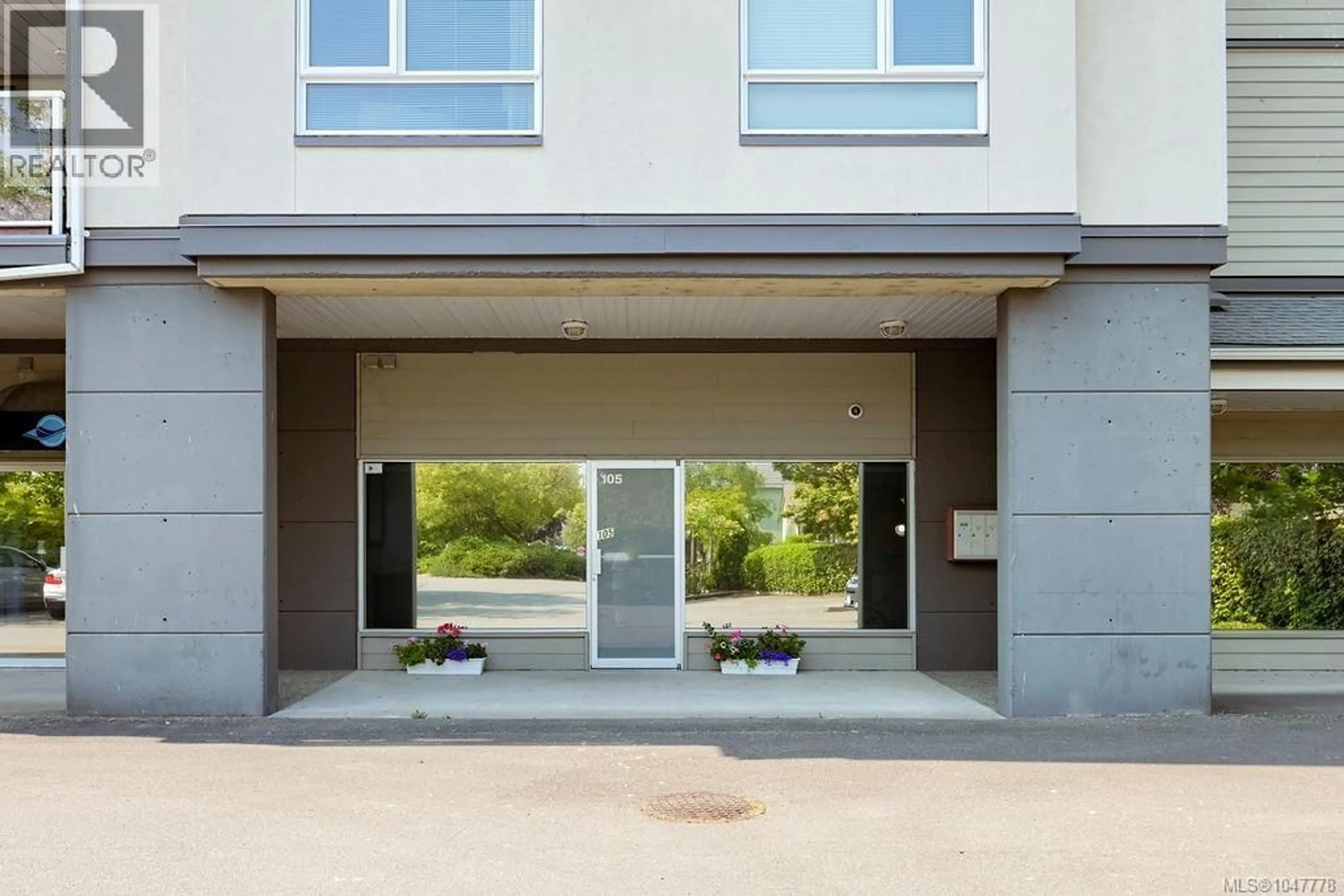 Indoor foyer for 105 - 2245 JAMES WHITE BOULEVARD, Sidney British Columbia V8L1Z5