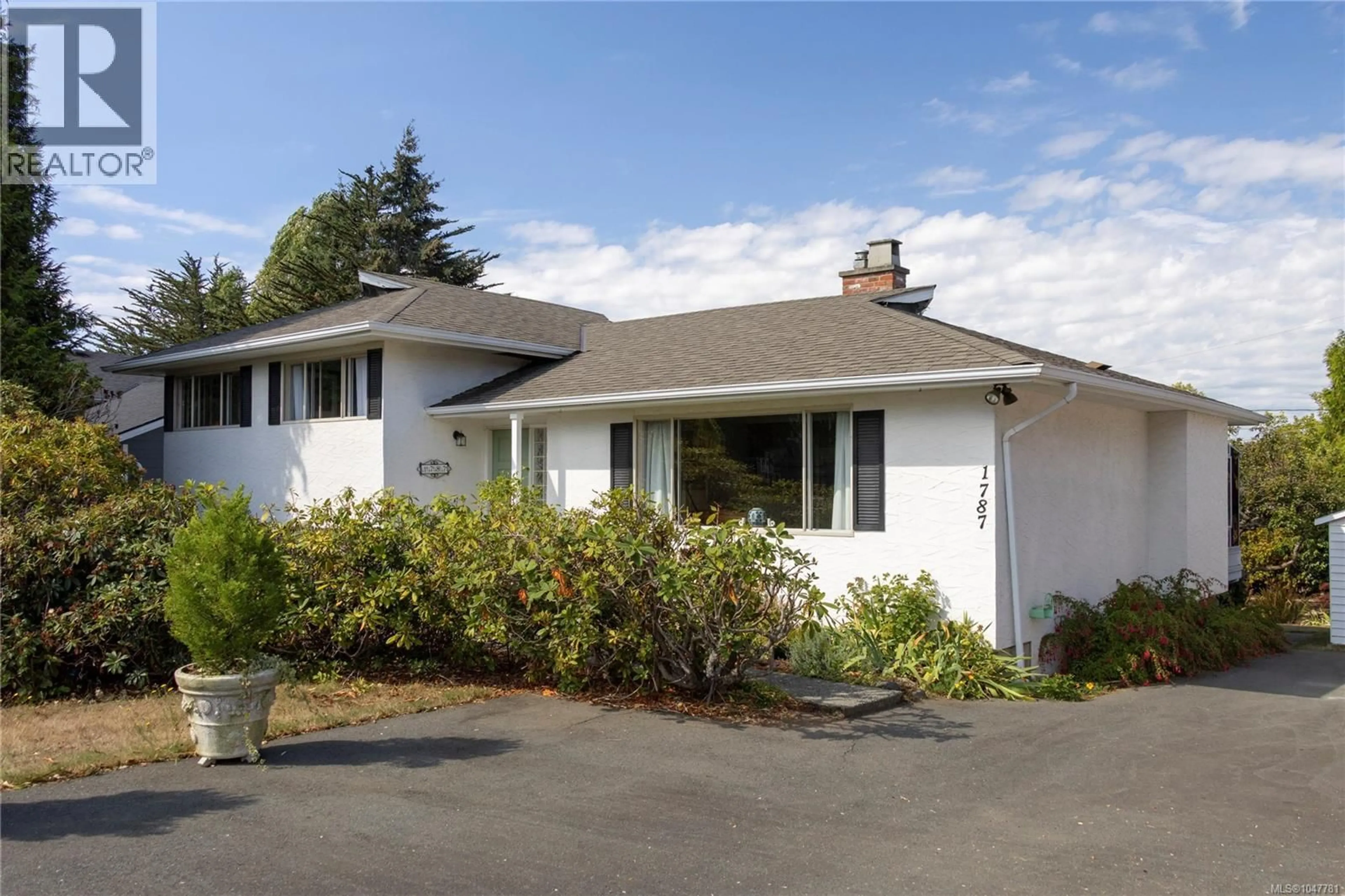 Home with vinyl exterior material, street for 1787 PENSHURST ROAD, Saanich British Columbia V8N2N6