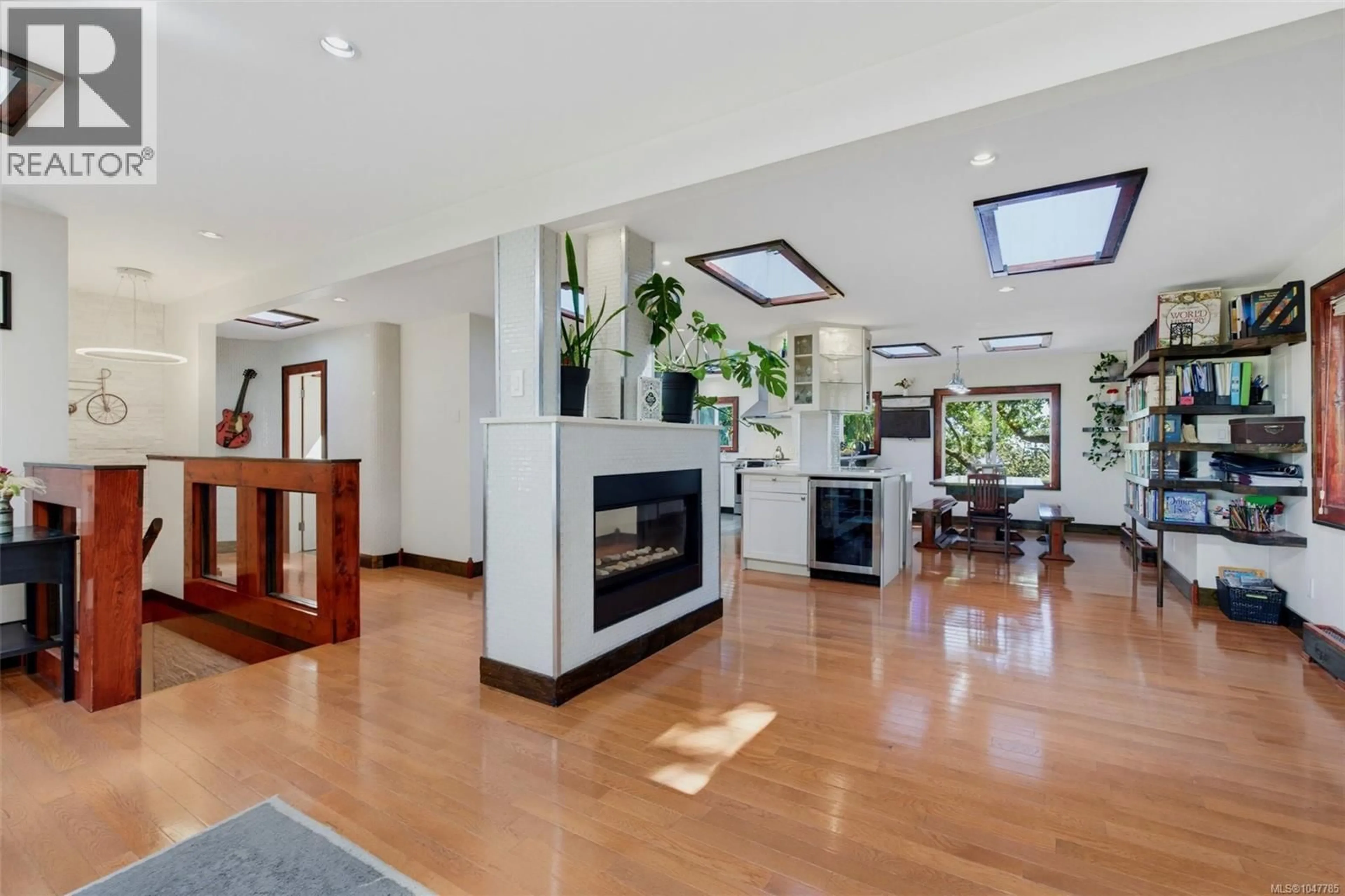 Indoor foyer for 1219 OLD ESQUIMALT ROAD, Esquimalt British Columbia V9A4X7