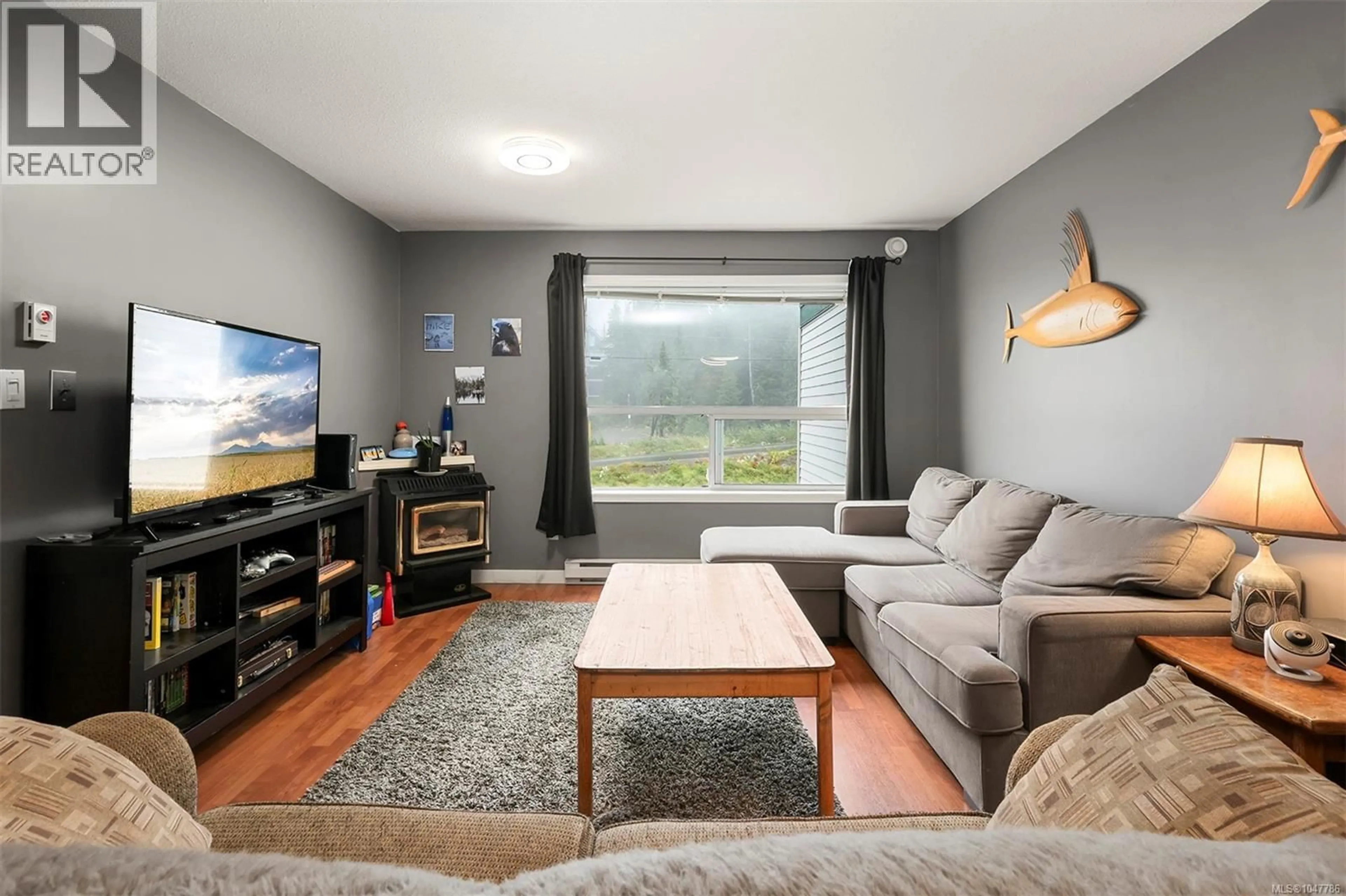 Living room with furniture, wood/laminate floor for 205 - 1105 HENRY ROAD, Courtenay British Columbia V9J1L0