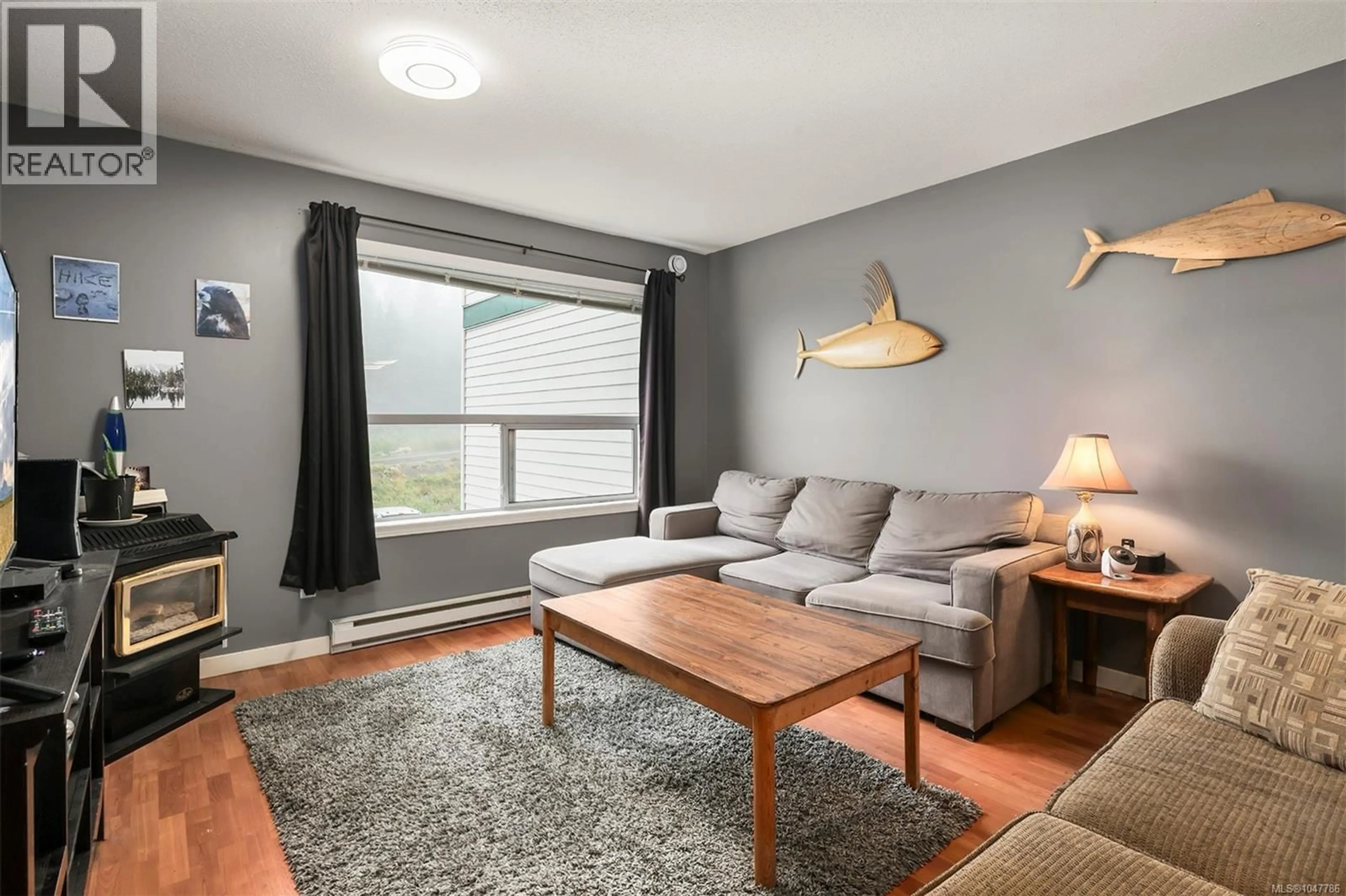 Living room with furniture, wood/laminate floor for 205 - 1105 HENRY ROAD, Courtenay British Columbia V9J1L0