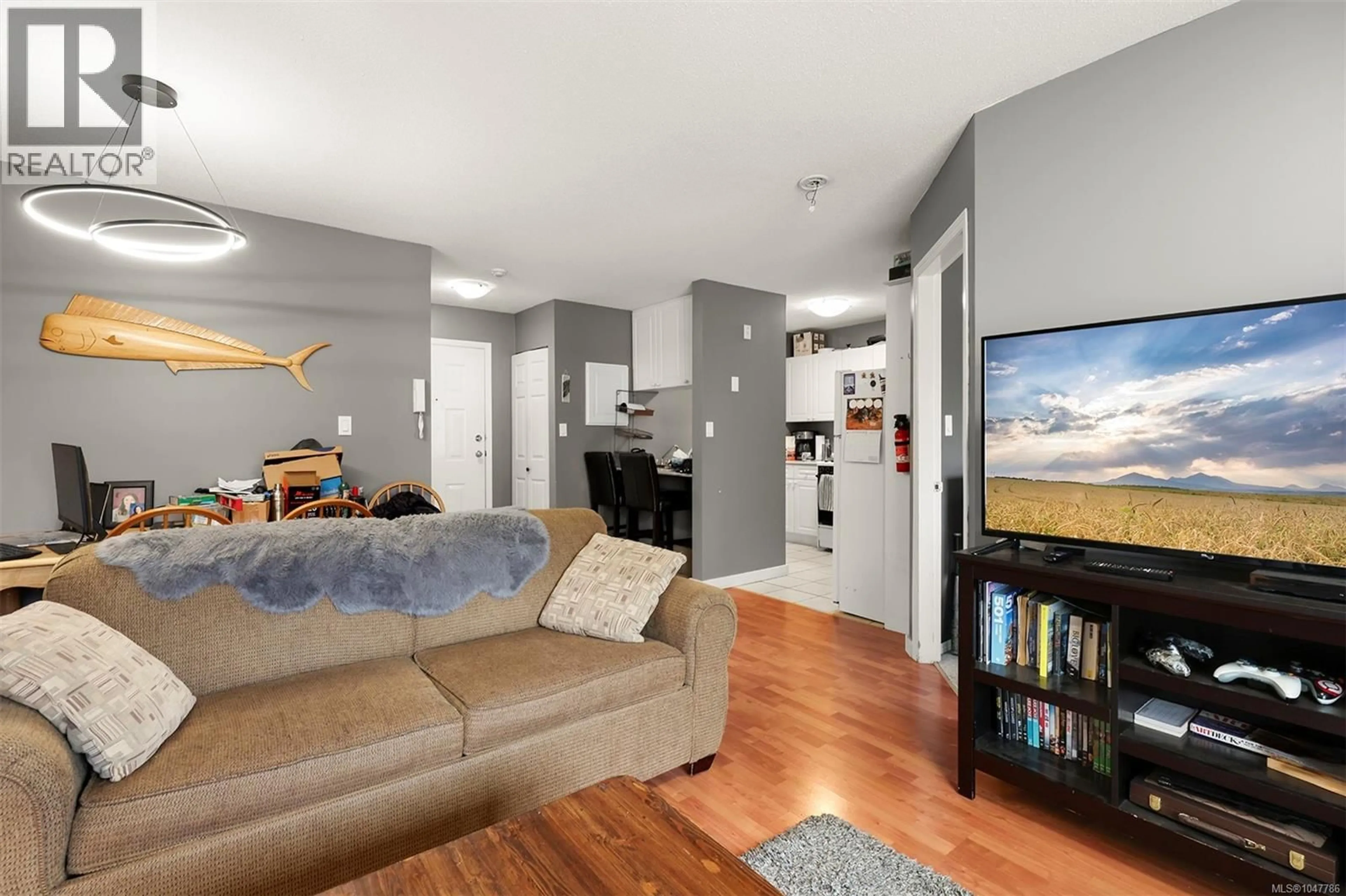 Living room with furniture, wood/laminate floor for 205 - 1105 HENRY ROAD, Courtenay British Columbia V9J1L0