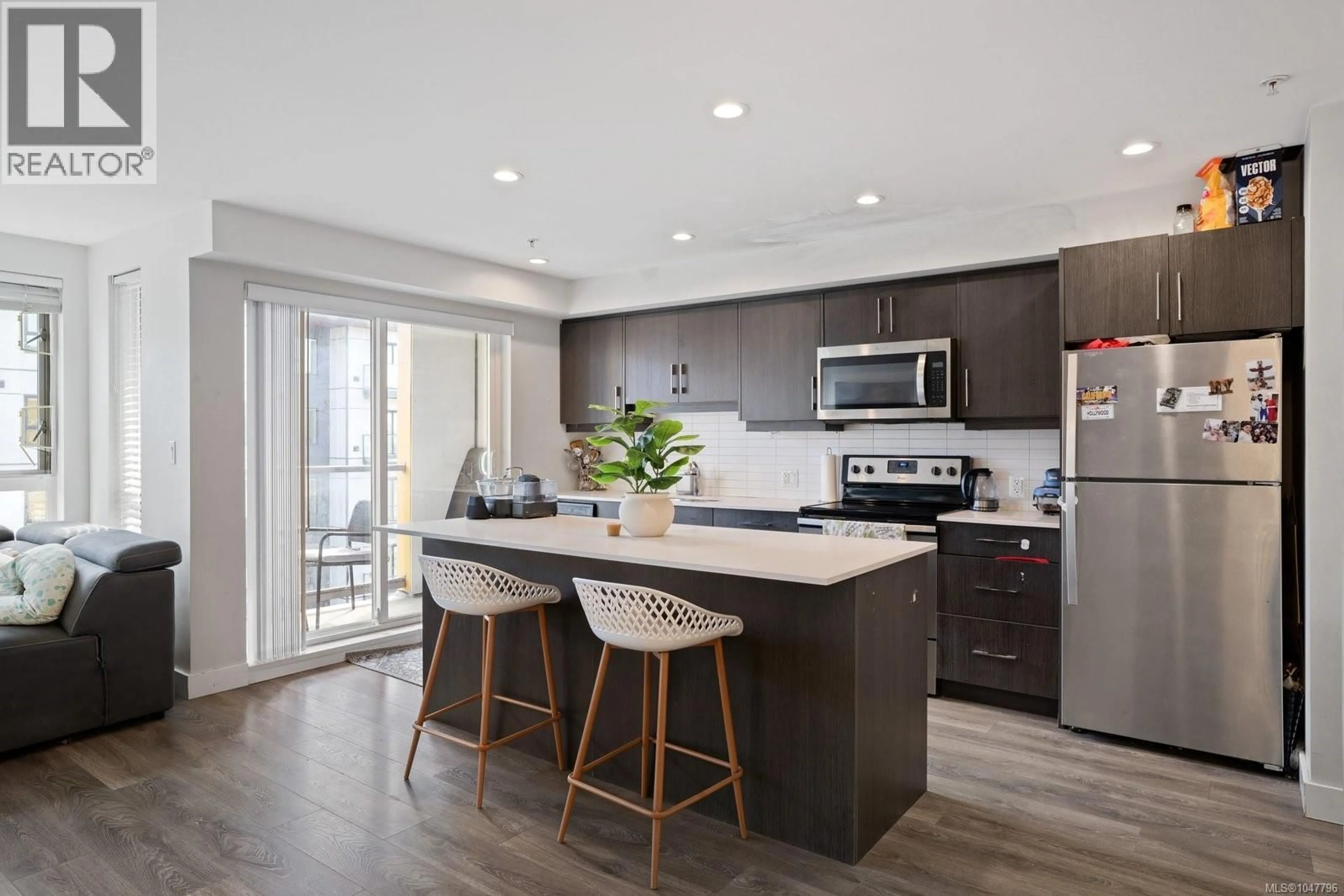 Open concept kitchen, unknown for 503 - 826 ESQUIMALT ROAD, Esquimalt British Columbia V9A6W9