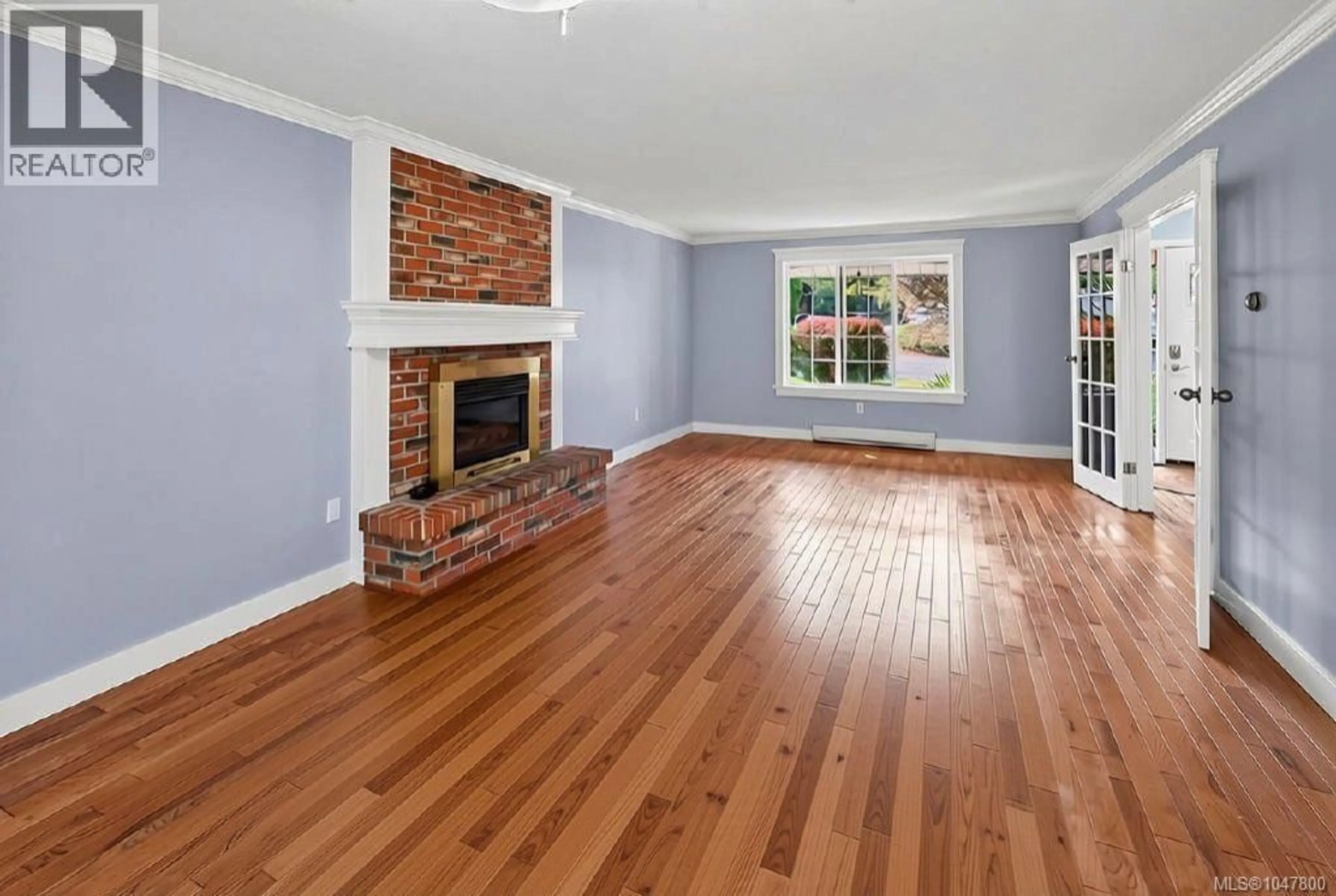 Living room with furniture, wood/laminate floor for 3961 REYNOLDS COURT, Saanich British Columbia V8P5L9