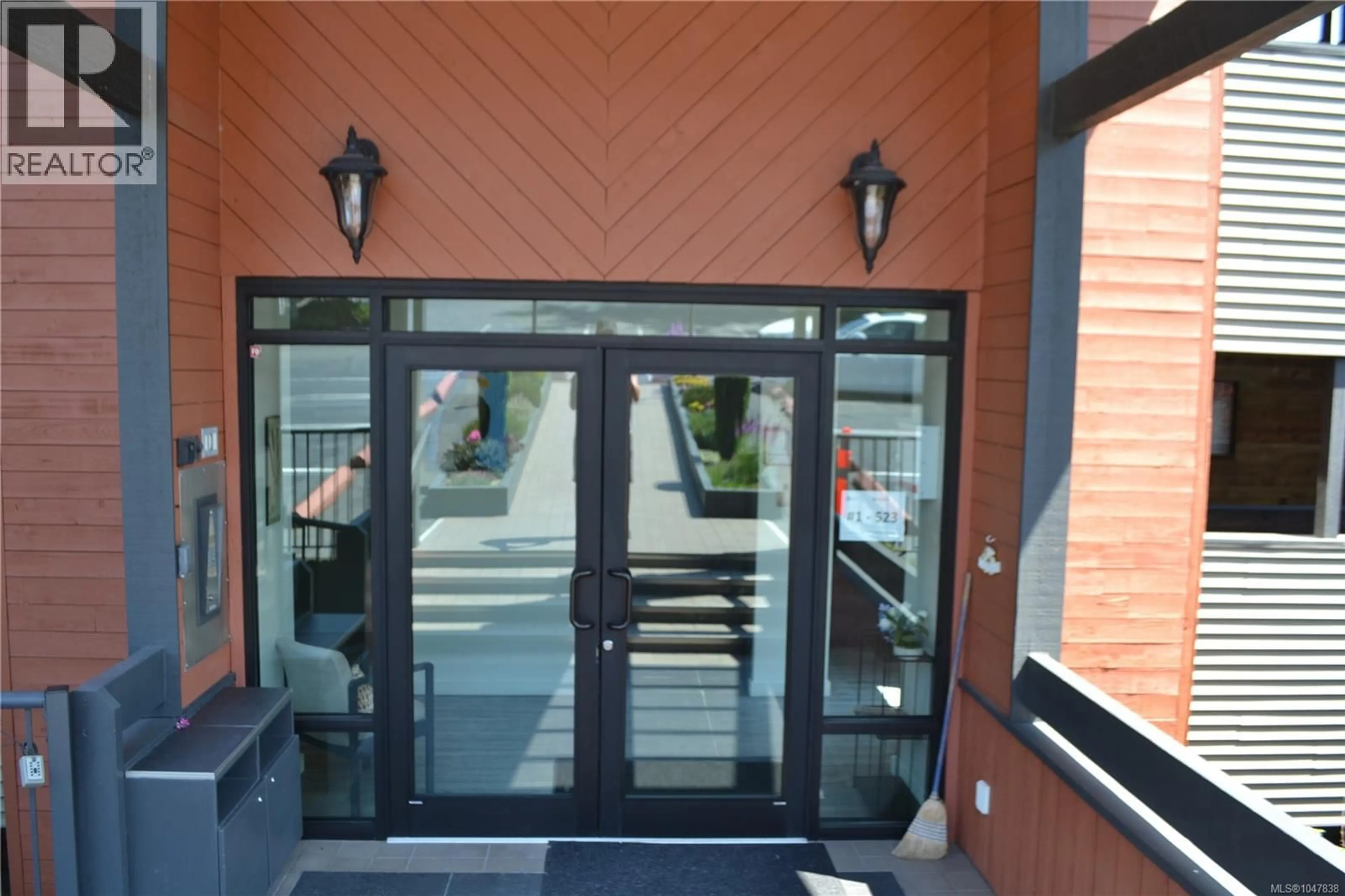 Indoor foyer for 1 - 523 ISLAND HIGHWAY, Campbell River British Columbia
