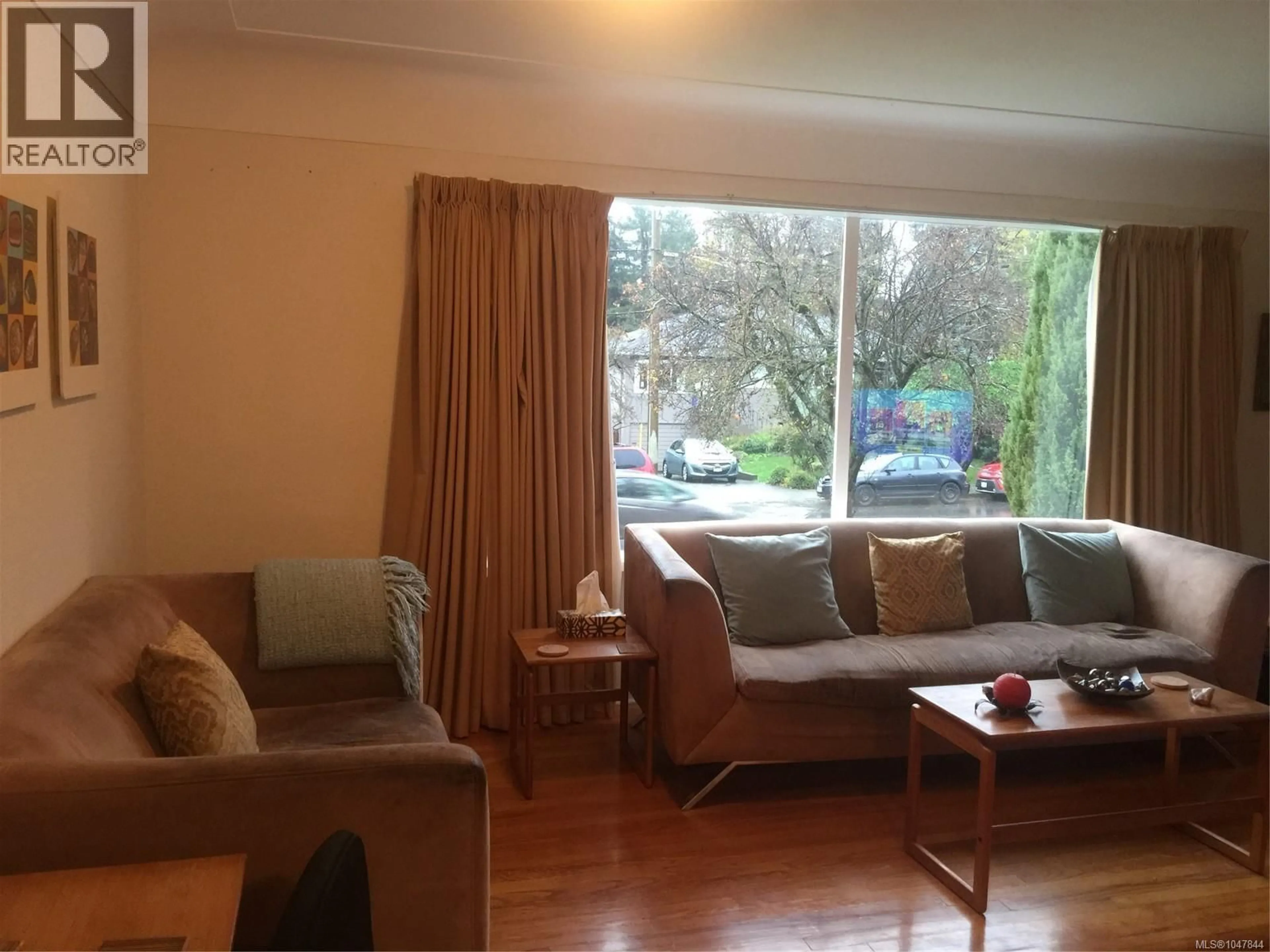 Living room with furniture, wood/laminate floor for 1618 RICHARDSON STREET, Victoria British Columbia V8S1R4