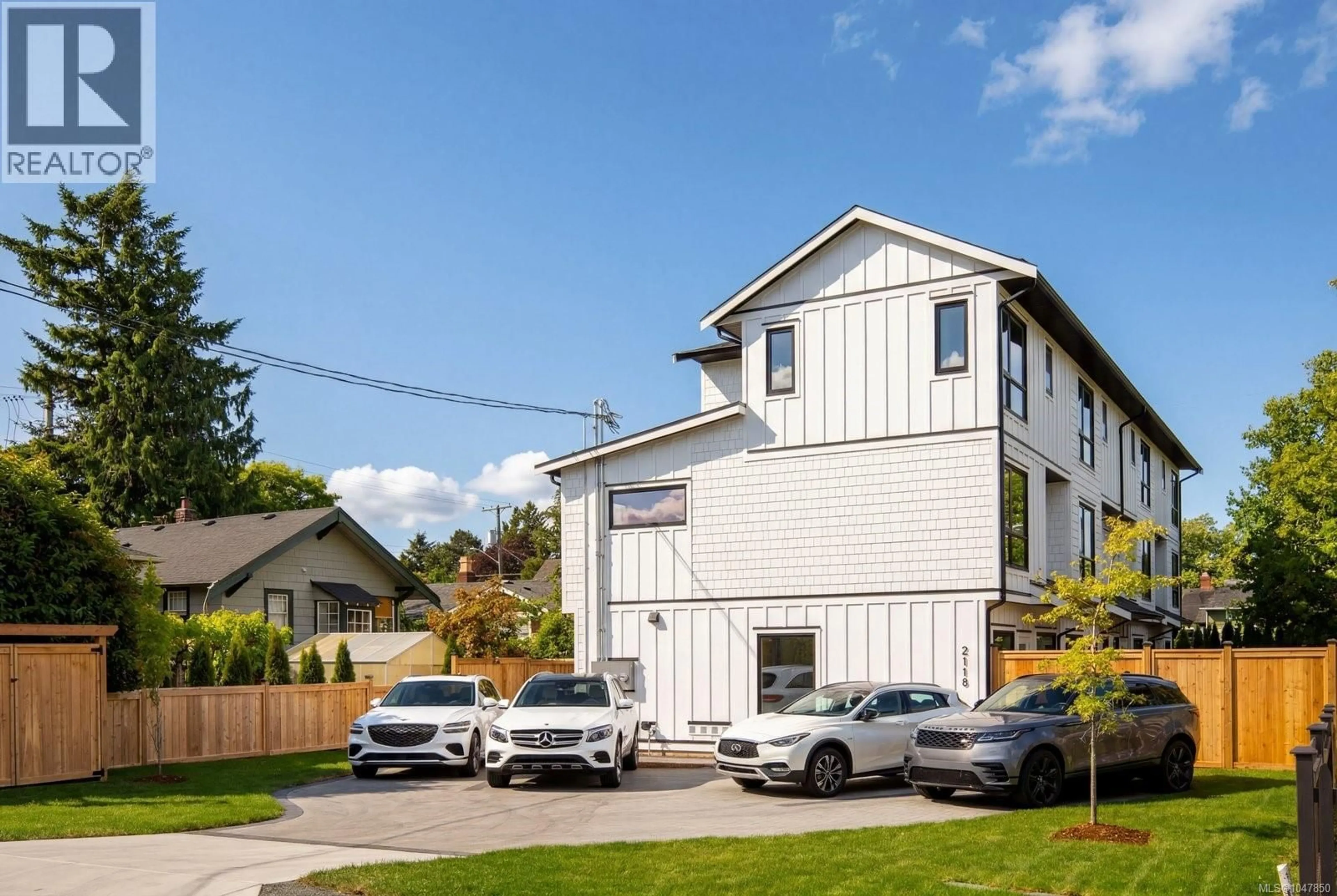 Home with vinyl exterior material, street for 3 - 2118 PENTLAND ROAD, Oak Bay British Columbia V8S2W4