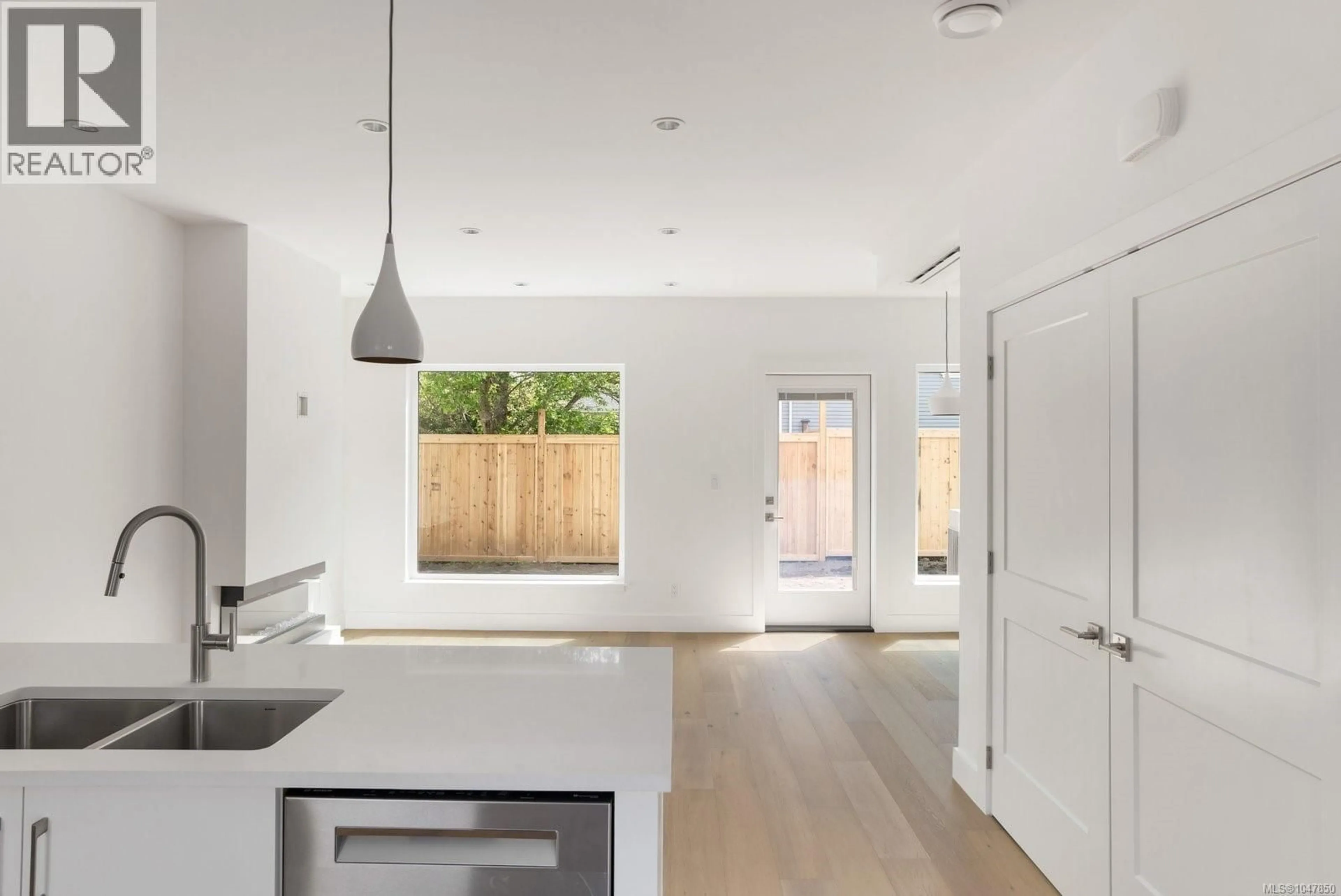 Contemporary kitchen, unknown for 3 - 2118 PENTLAND ROAD, Oak Bay British Columbia V8S2W4