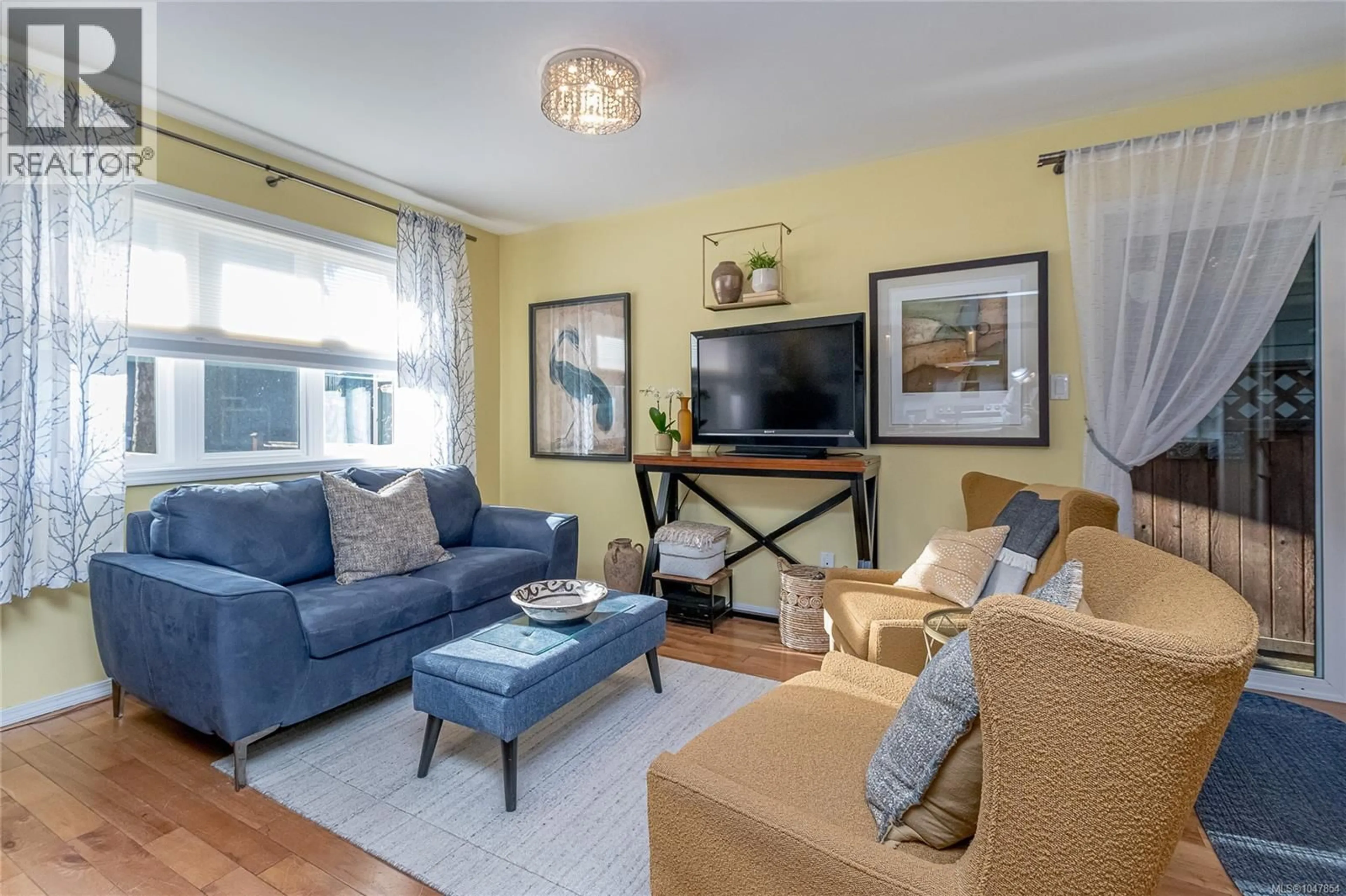 Living room with furniture, wood/laminate floor for 1002 FASHODA PLACE, Langford British Columbia V9C3X1