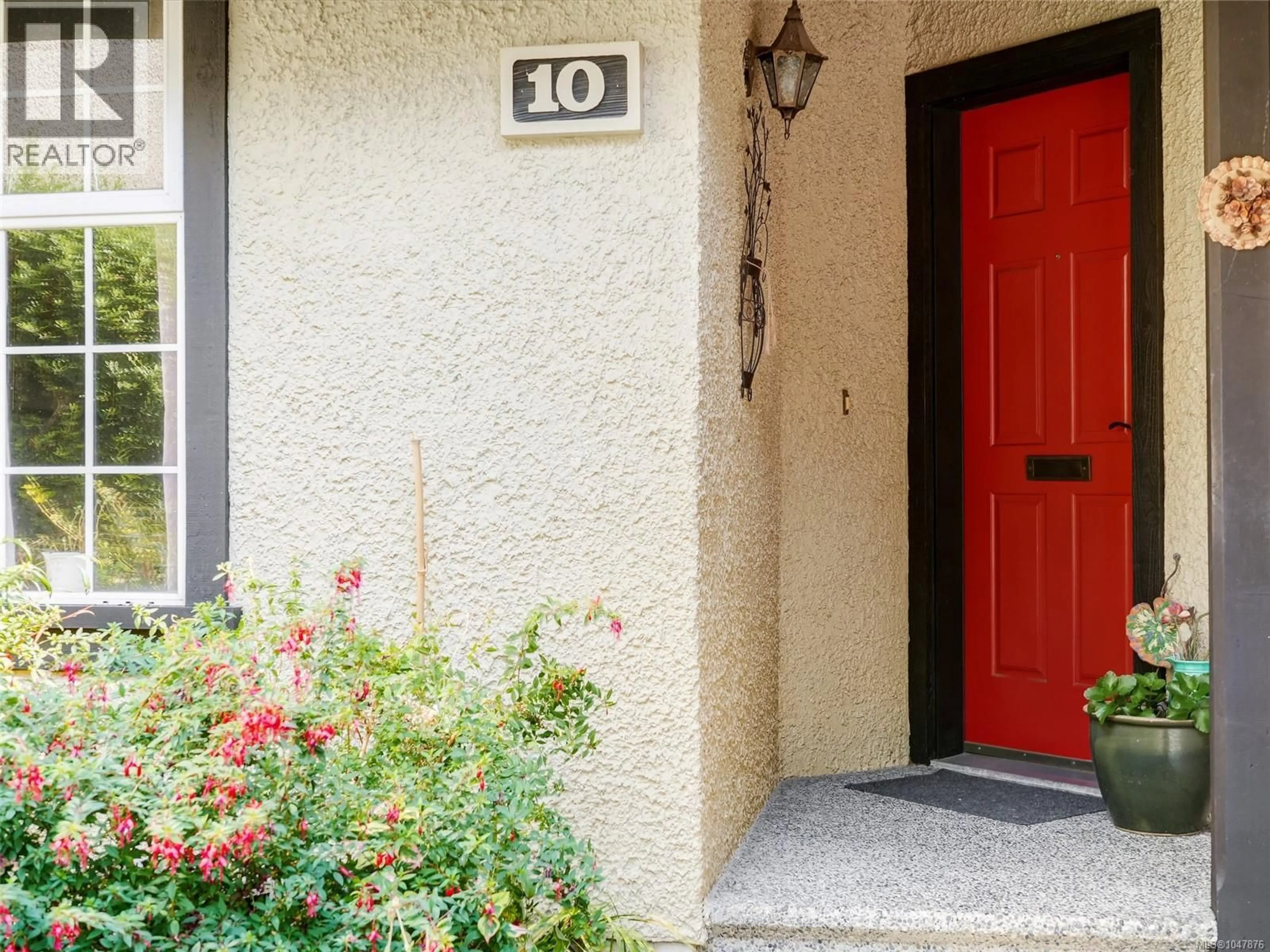 Indoor entryway for 10 - 2566 PENRHYN STREET, Saanich British Columbia V8B1G1