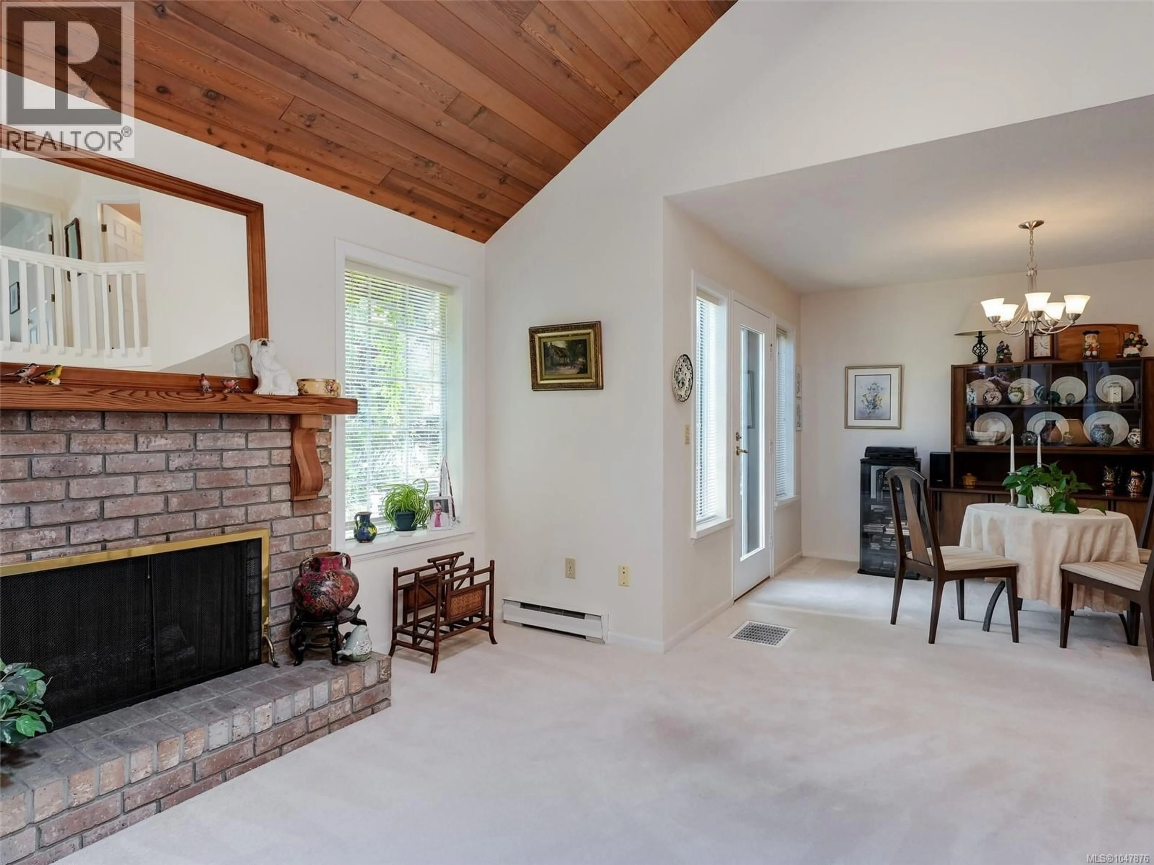 Living room with furniture, unknown for 10 - 2566 PENRHYN STREET, Saanich British Columbia V8B1G1