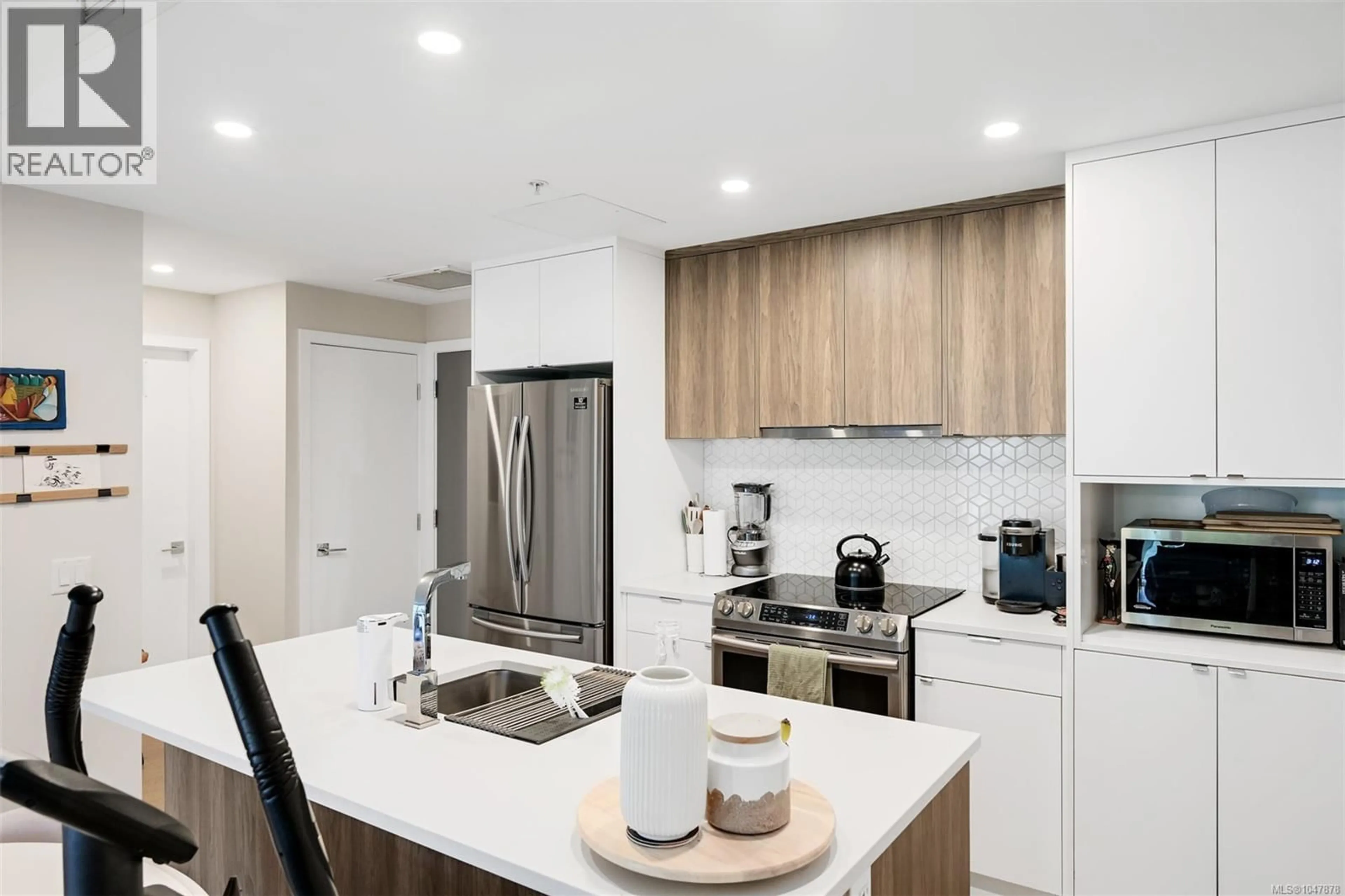 Standard kitchen, unknown for 301 - 881 SHORT STREET, Saanich British Columbia V8P2L3