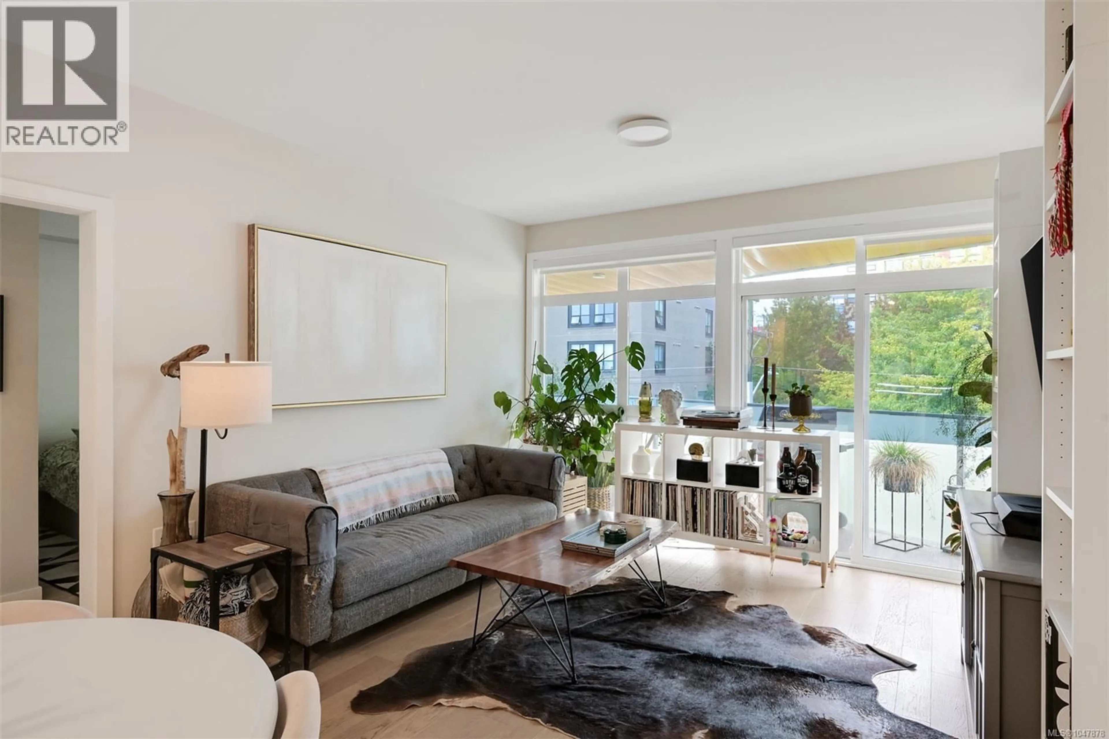 Living room with furniture, unknown for 301 - 881 SHORT STREET, Saanich British Columbia V8P2L3