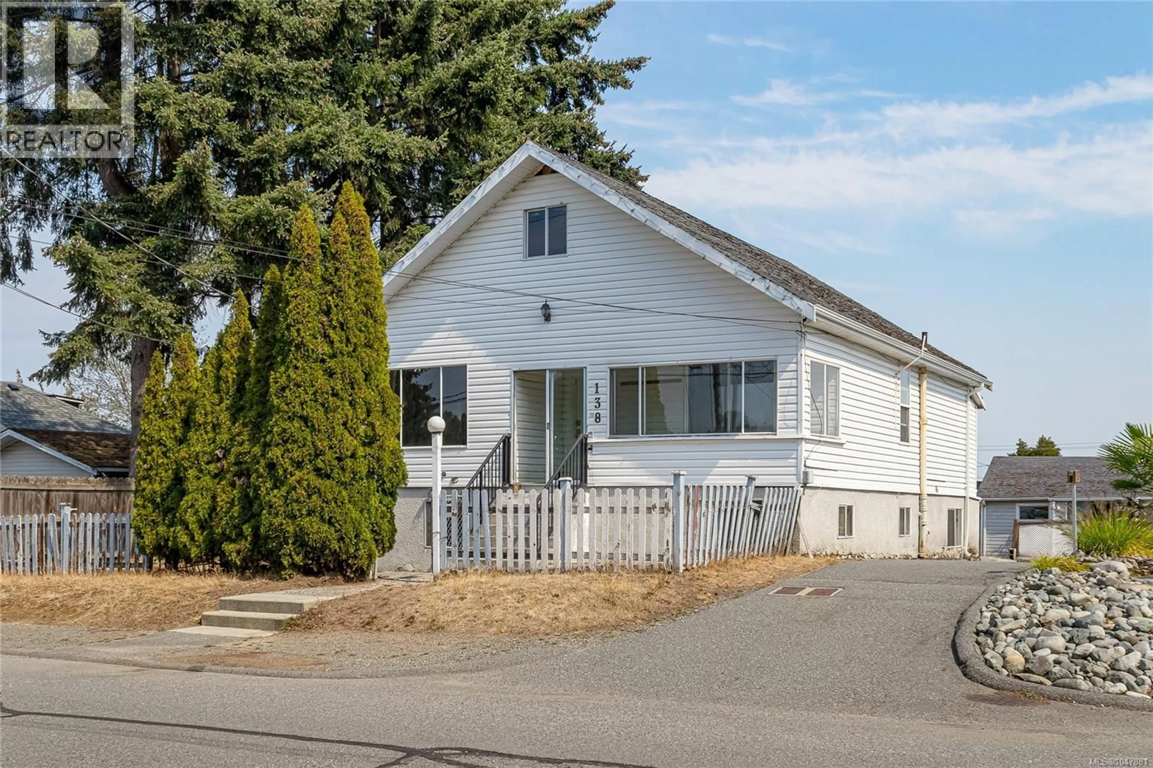 Home with vinyl exterior material, street for 138 STRICKLAND STREET, Nanaimo British Columbia V9R4S2