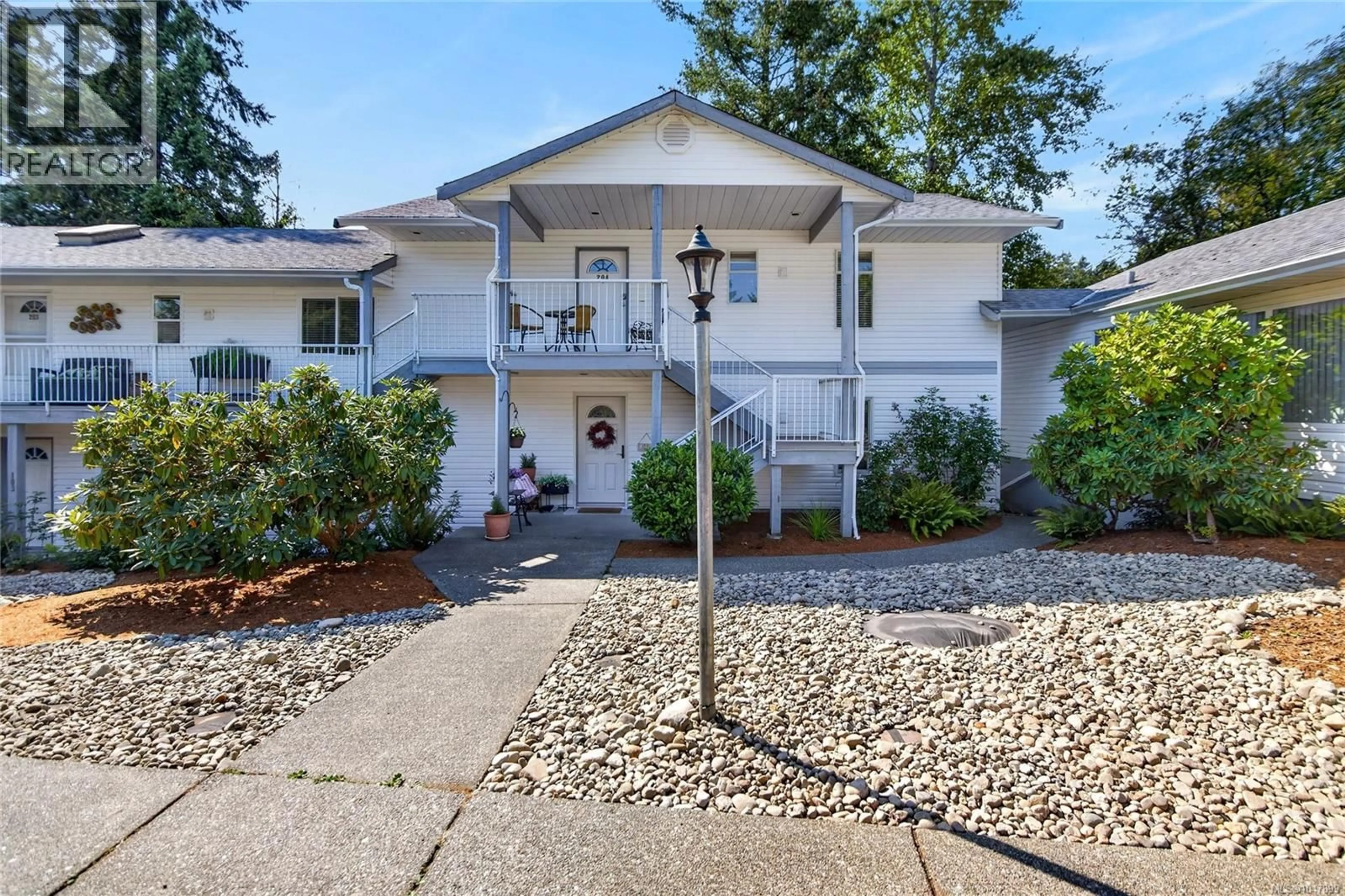 Home with vinyl exterior material, street for 104 - 220 BACK ROAD, Courtenay British Columbia V9N3W6