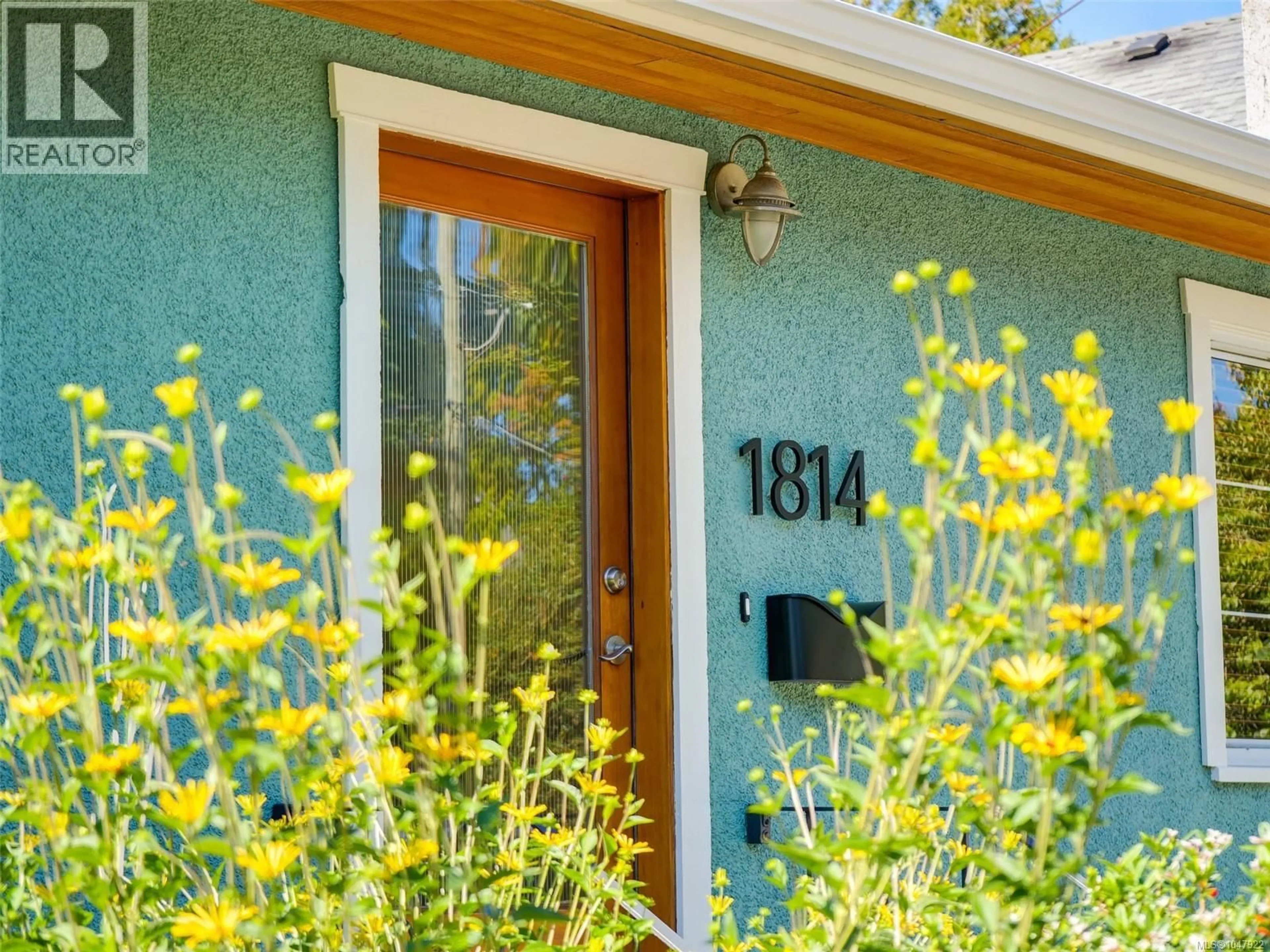 Indoor entryway for 1814 BELMONT AVENUE, Victoria British Columbia V8R3Z2