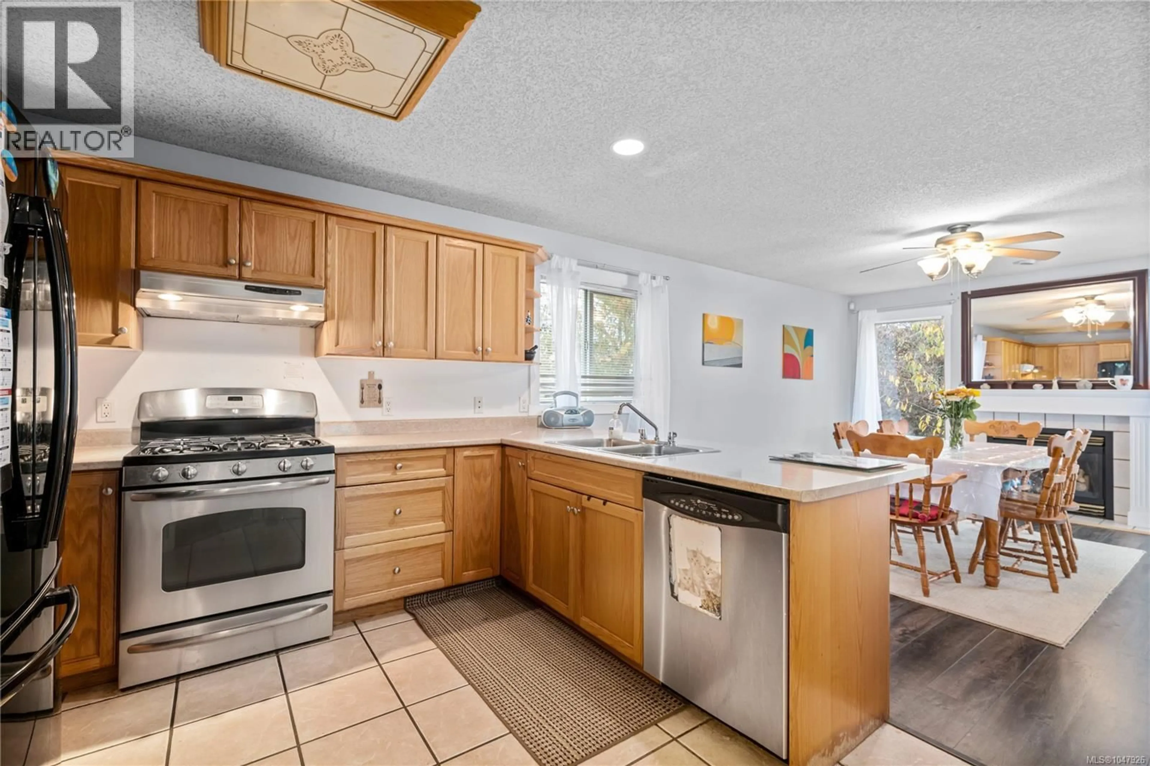 Standard kitchen, ceramic/tile floor for 632 HOWARD AVENUE, Nanaimo British Columbia V9R3S7