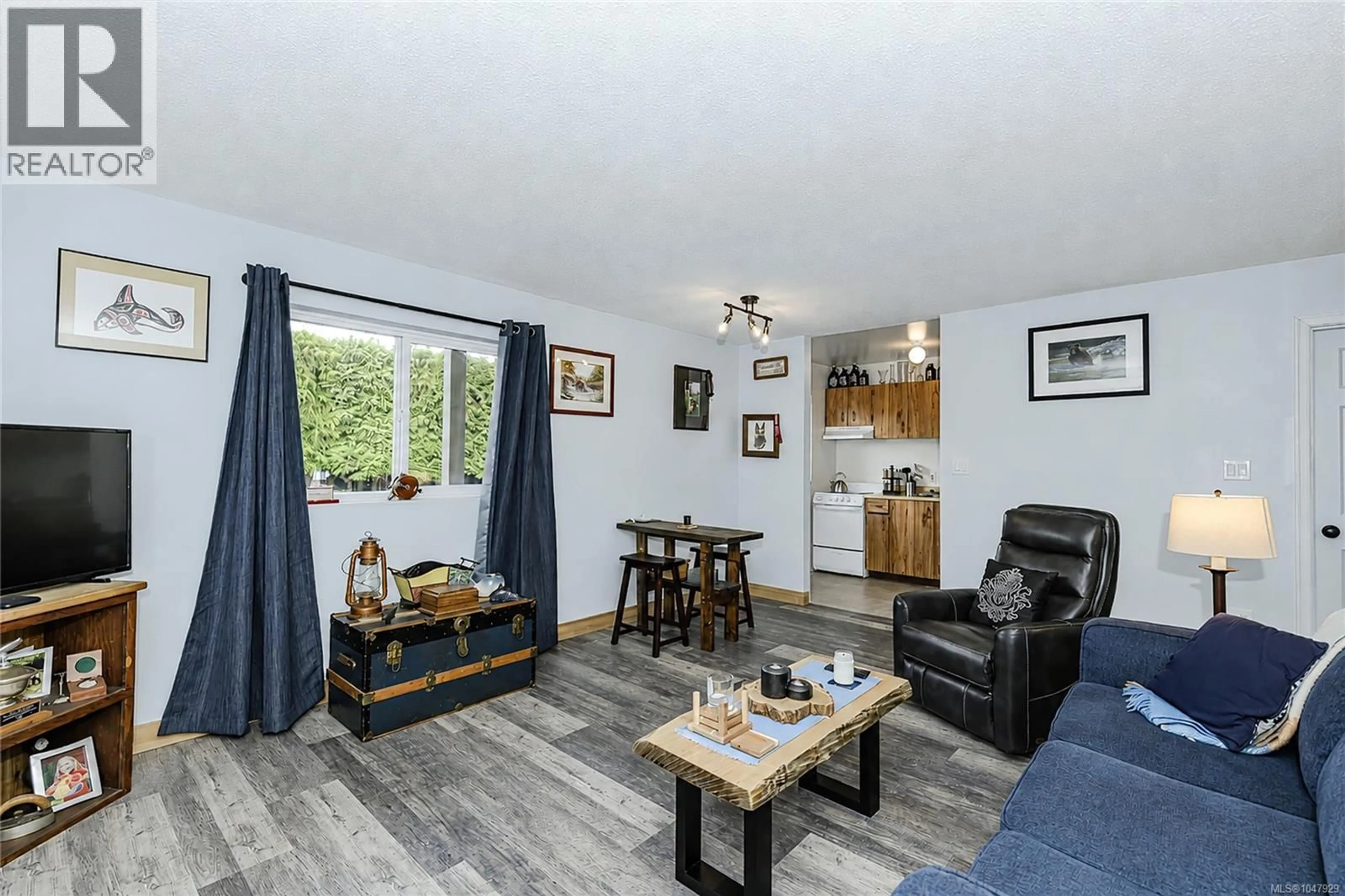 Living room with furniture, wood/laminate floor for 208 - 2515 ALEXANDER STREET, Duncan British Columbia V9L2W8