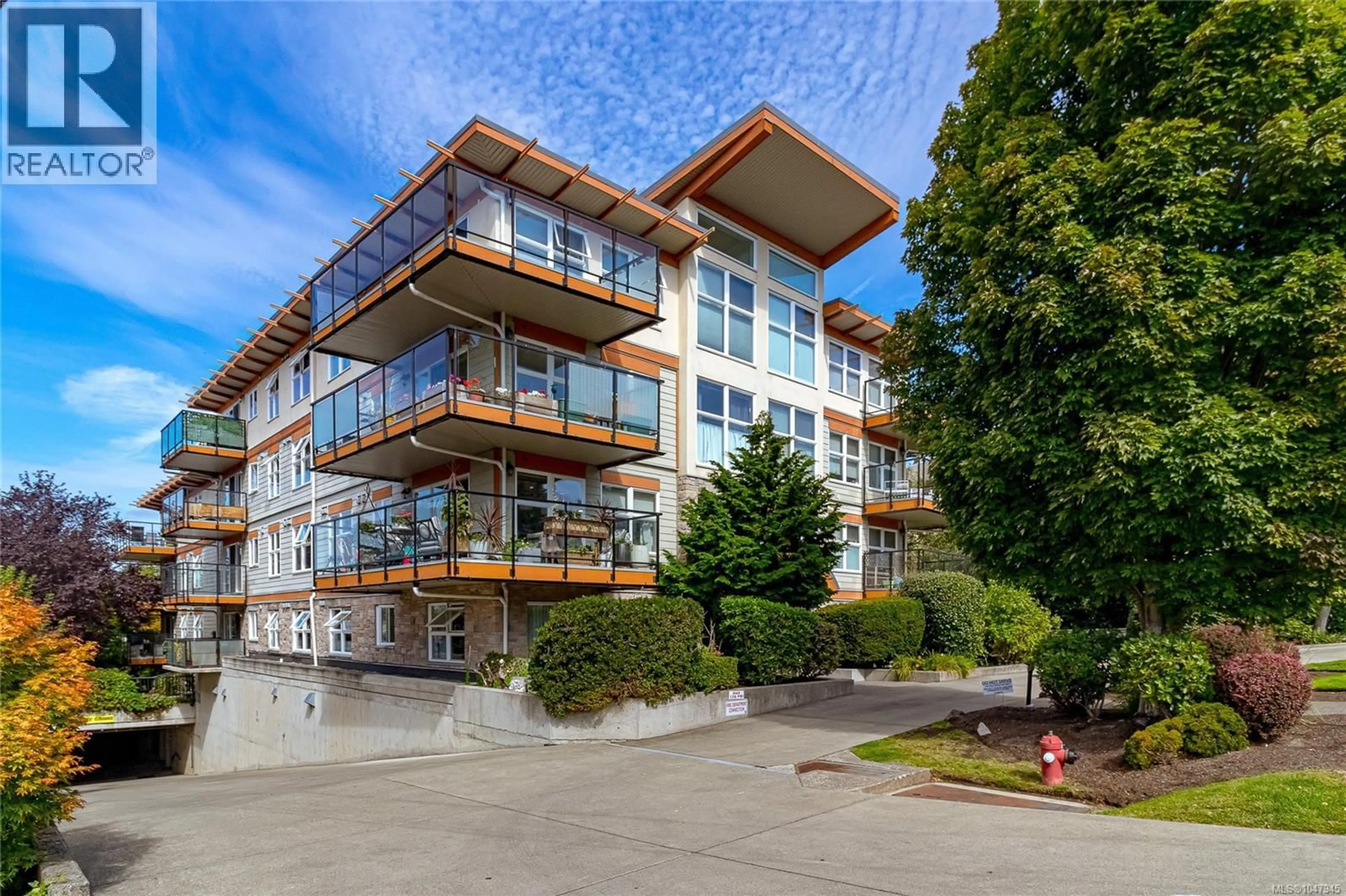 Patio, building for 404 - 2940 HARRIET ROAD, Saanich British Columbia V9A1T3