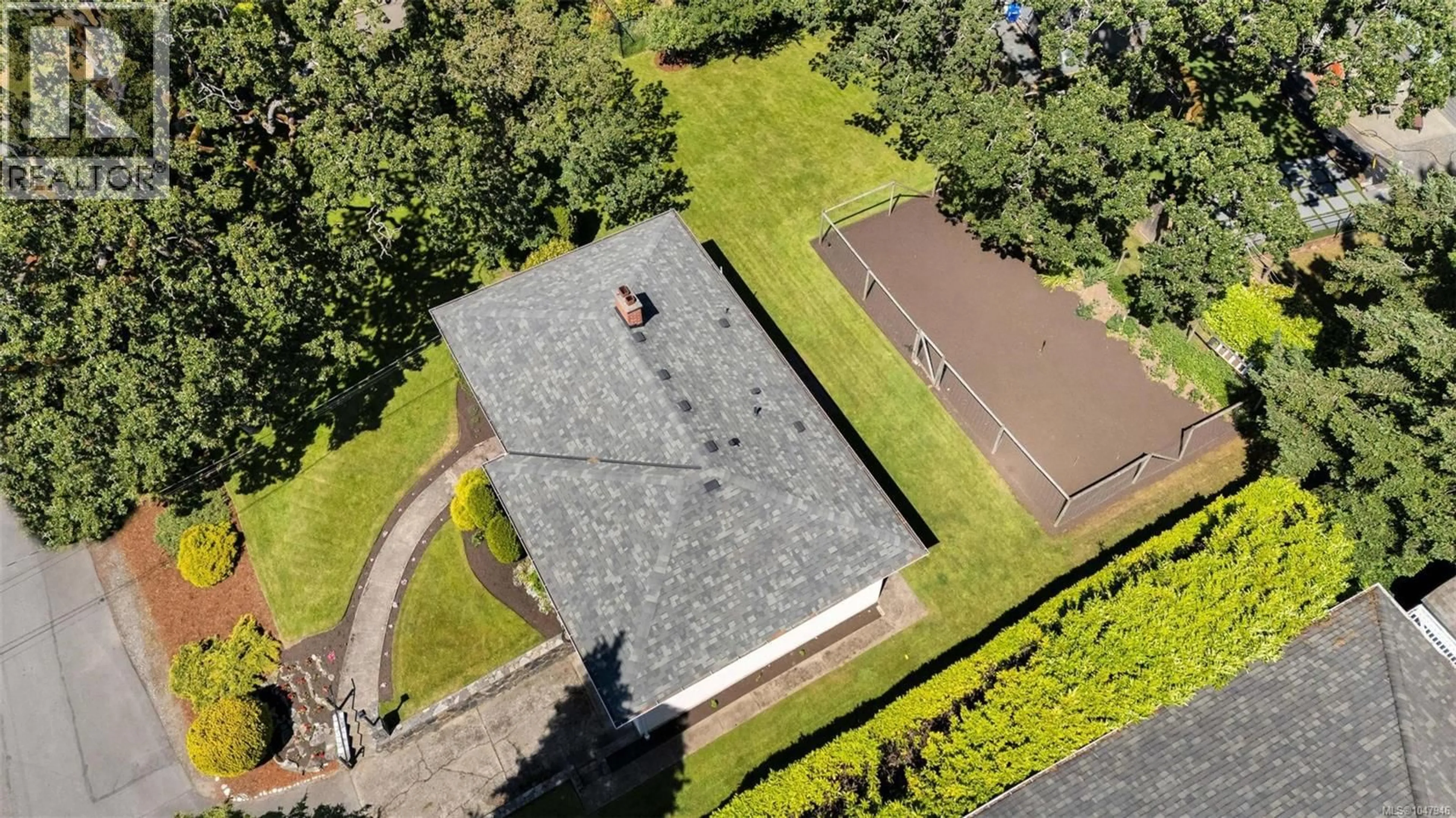 A pic from outside/outdoor area/front of a property/back of a property/a pic from drone, street for 3973 LIVINGSTONE AVENUE SOUTH, Saanich British Columbia V8N3A5