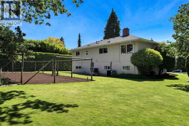 3973 LIVINGSTONE AVENUE SOUTH, Saanich 3