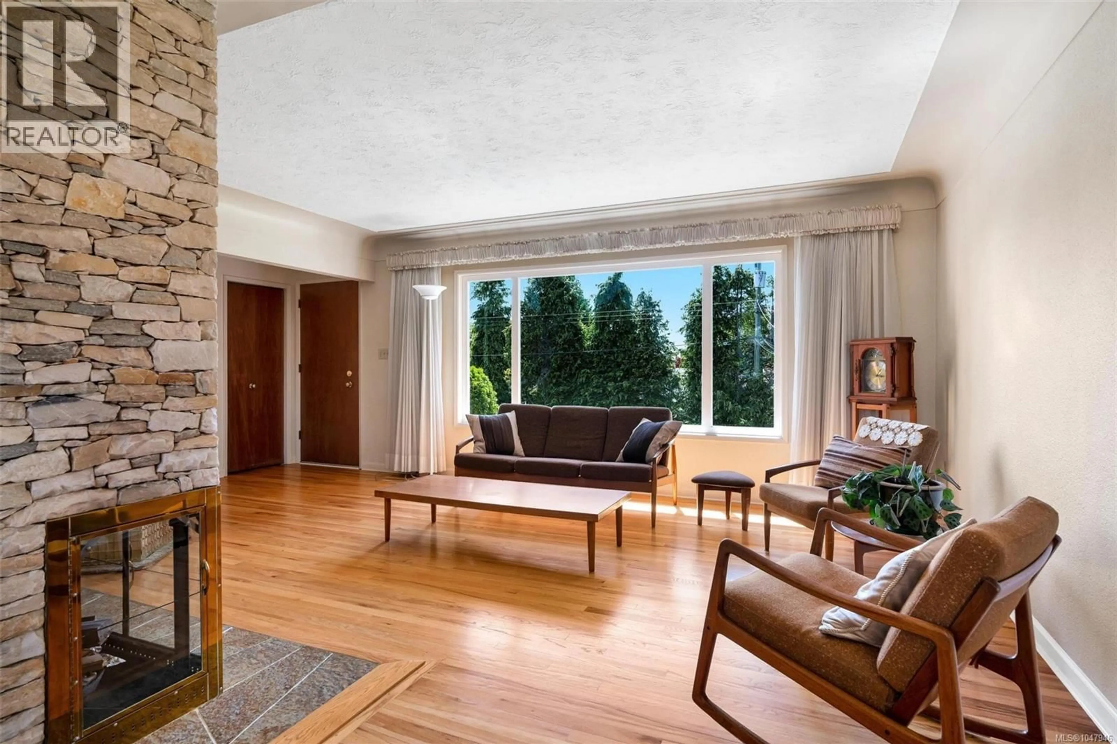 Living room with furniture, unknown for 3973 LIVINGSTONE AVENUE SOUTH, Saanich British Columbia V8N3A5