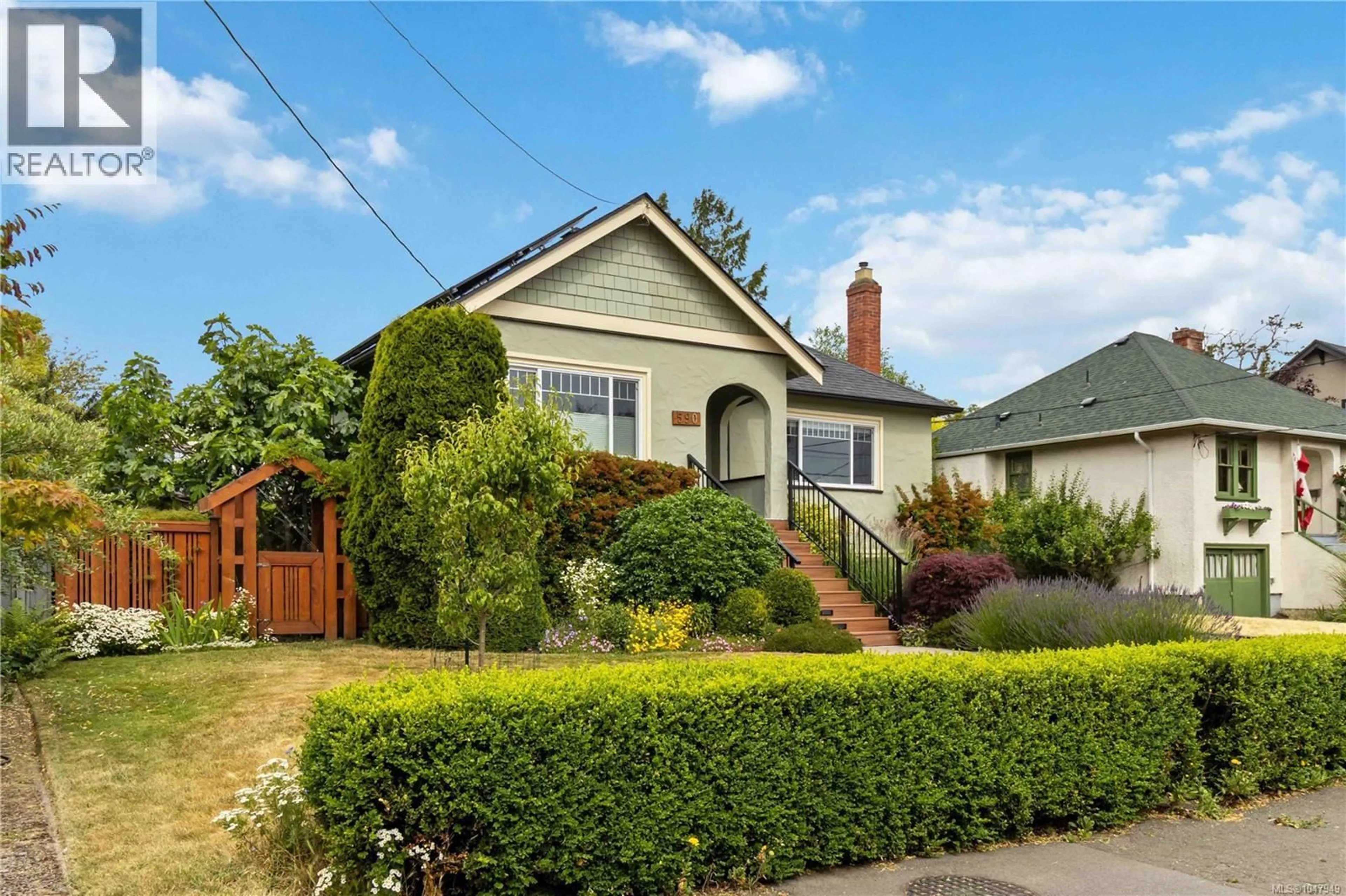 Home with brick exterior material, street for 590 MONTEREY AVENUE, Oak Bay British Columbia V8S4T9