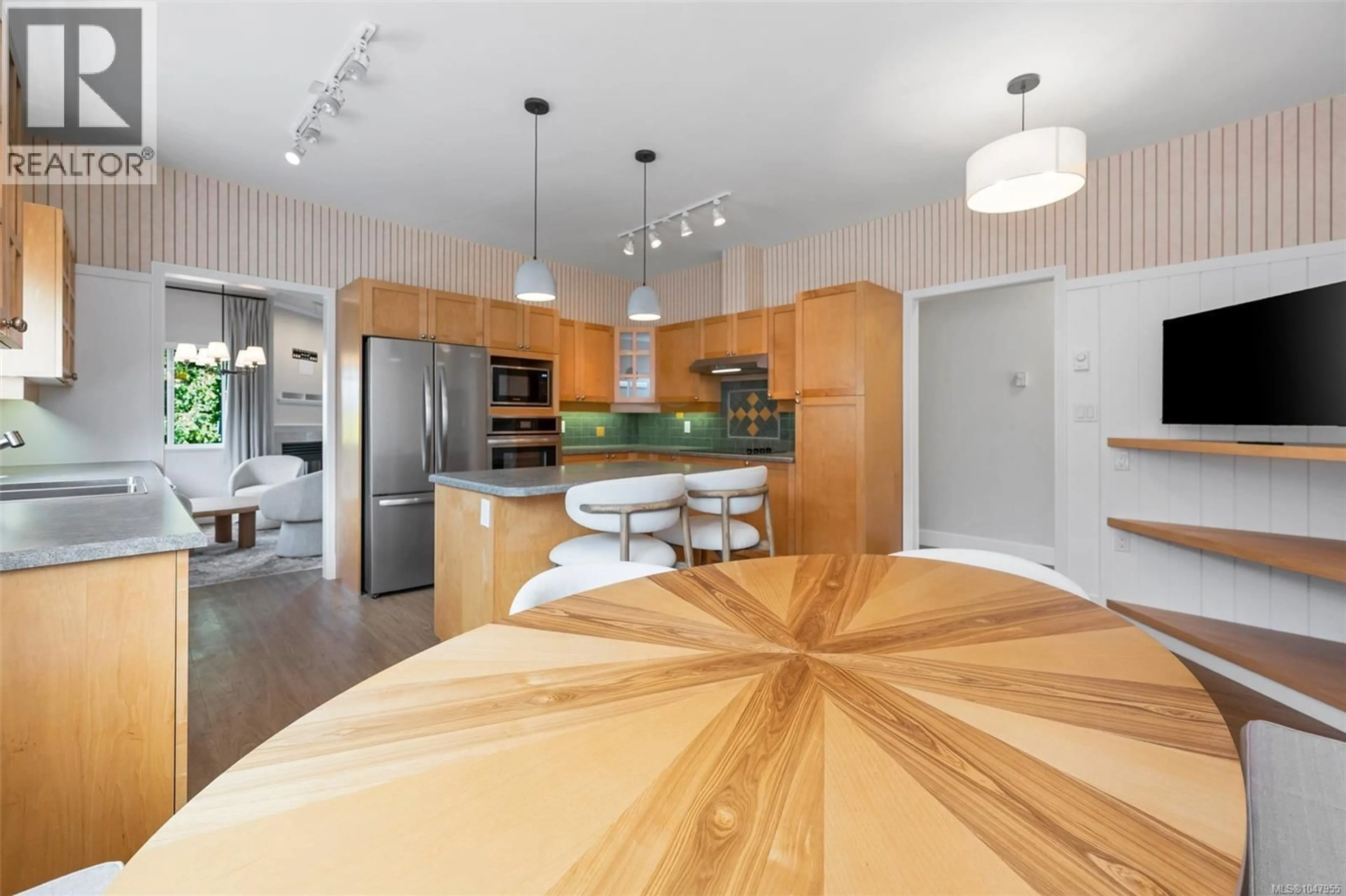 Open concept kitchen, wood/laminate floor for 13 - 2235 HARBOUR ROAD, Sidney British Columbia V8L2P7