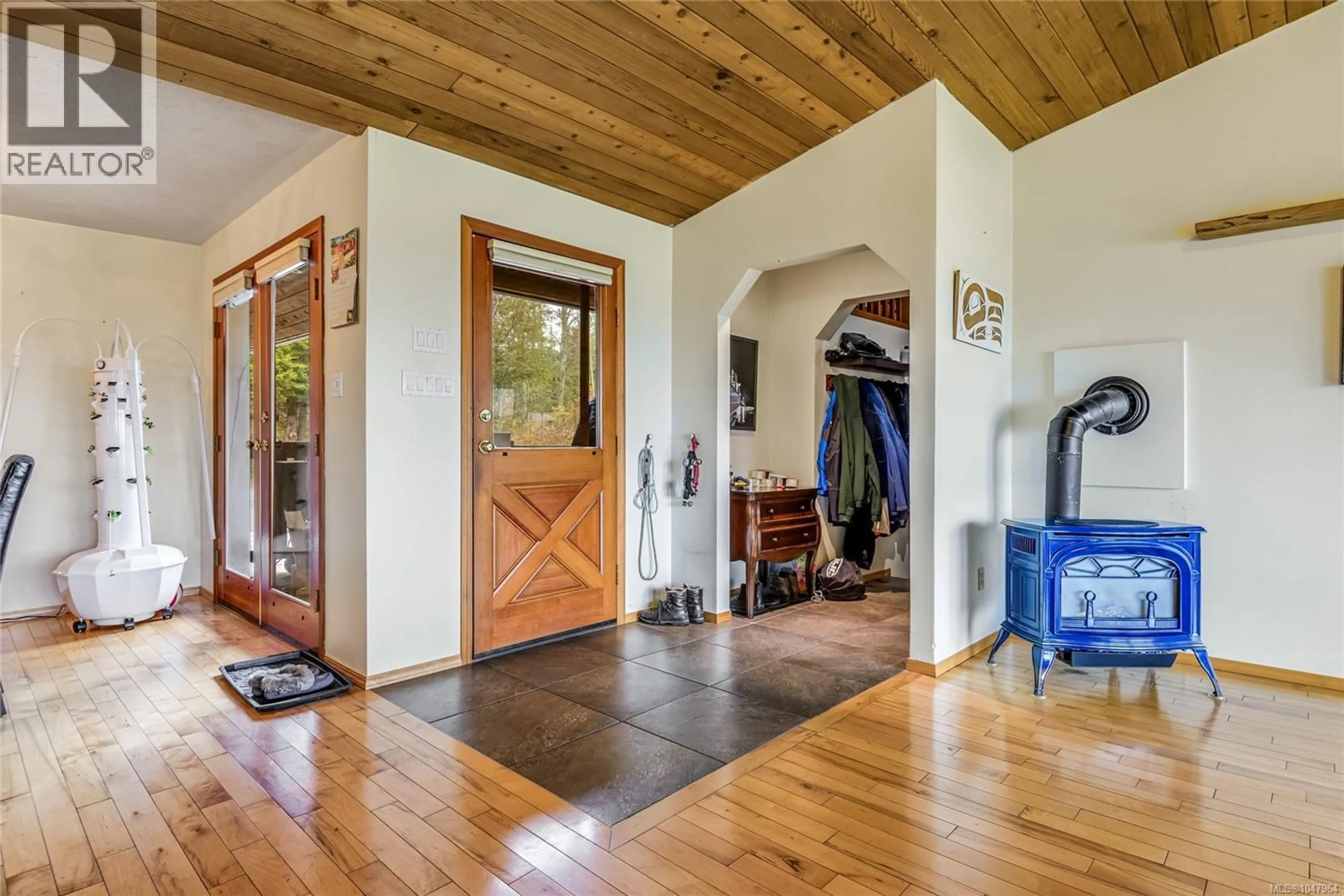 Indoor entryway for 3910 ISLAND HIGHWAY SOUTH, Campbell River British Columbia V9H1M1